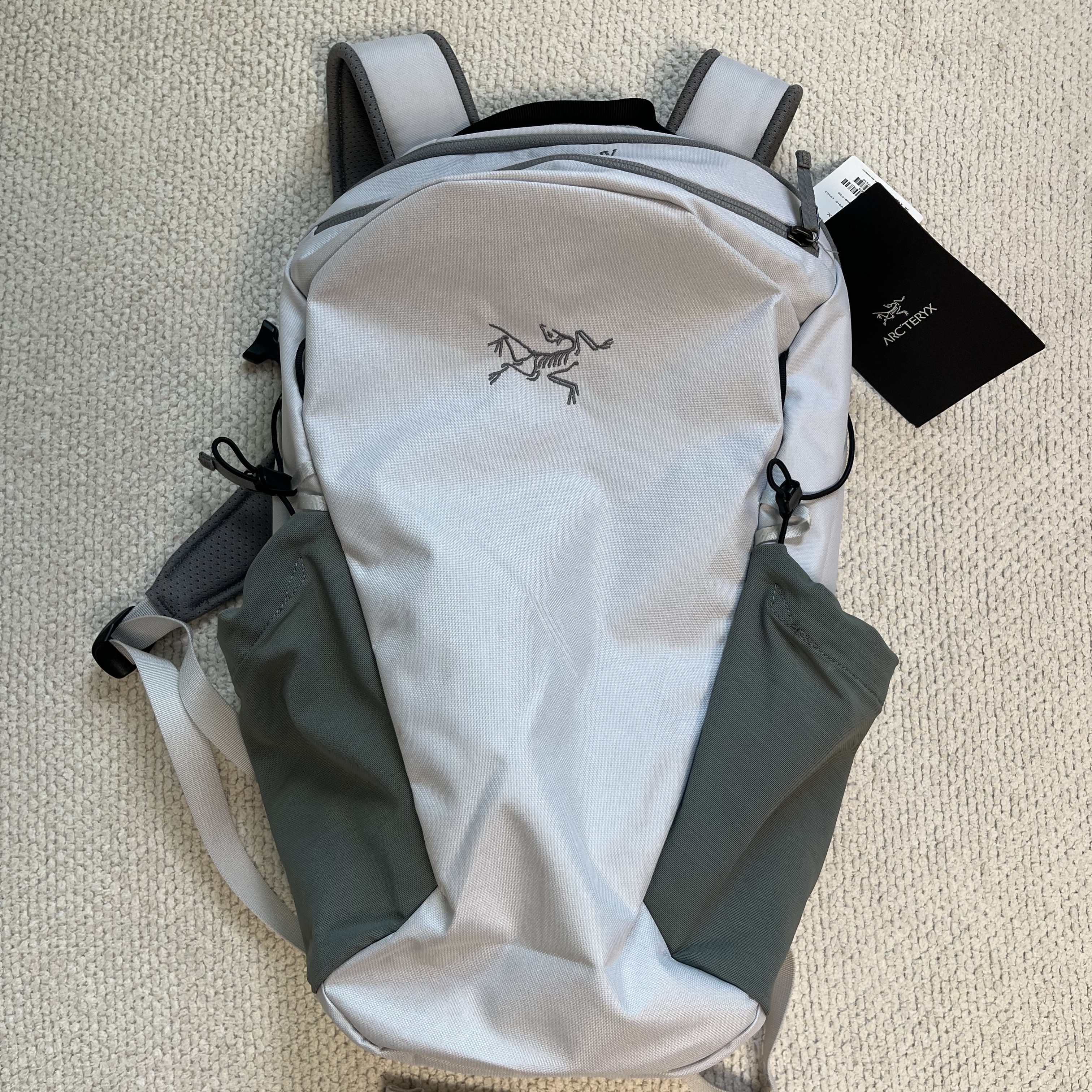 Arc'teryx Mantis 16 Backpack Solitude Void 착용 스타일 - 2