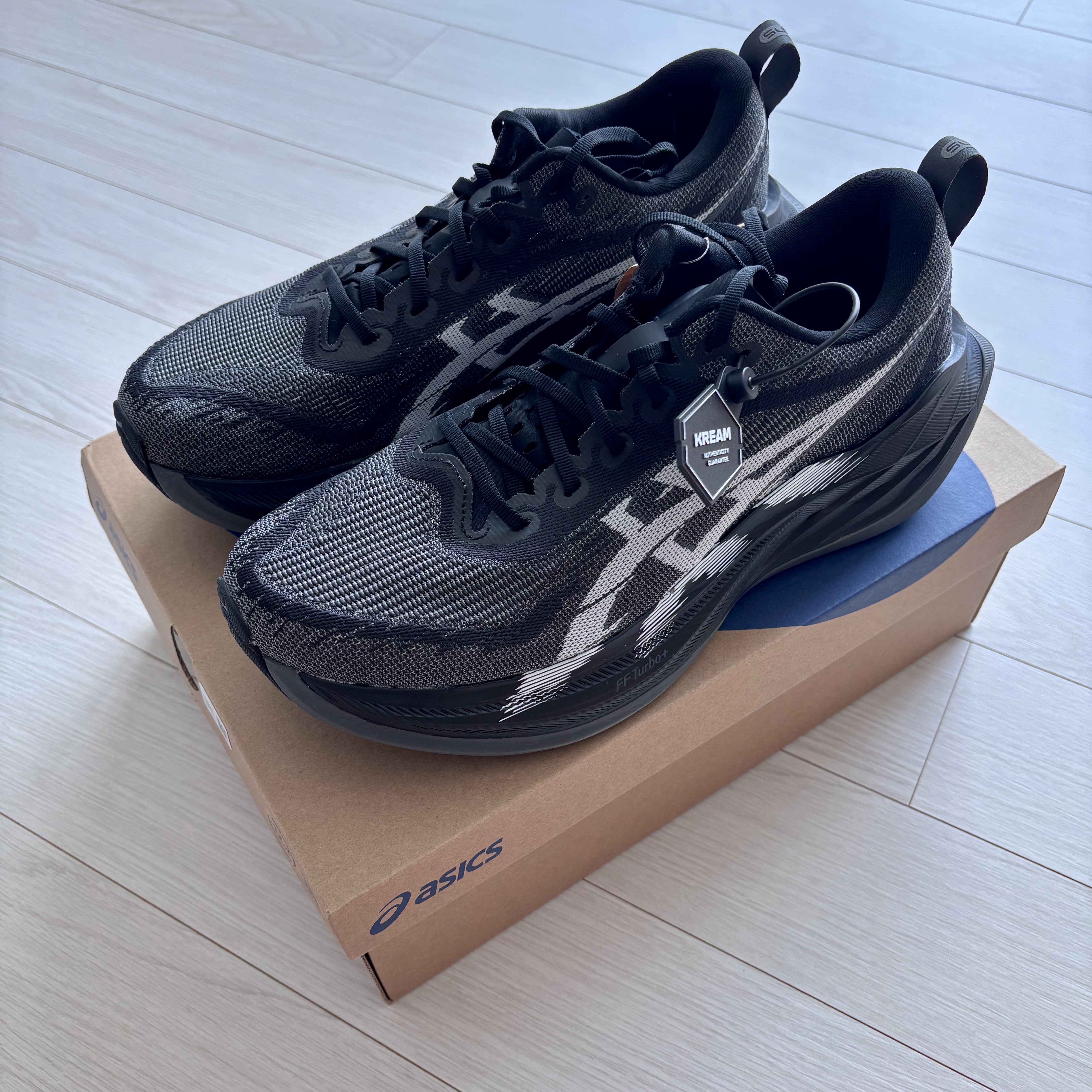 Asics Superblast 2 Black White 착용 스타일 - 4