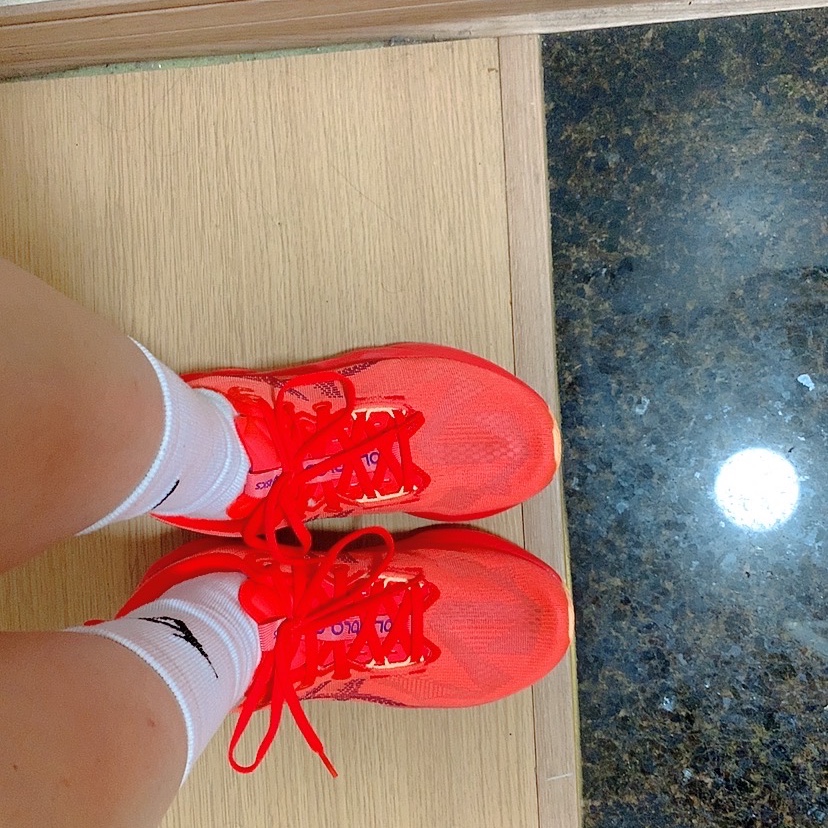 Asics Novablast 5 Flash Red Edo Purple 착용 스타일