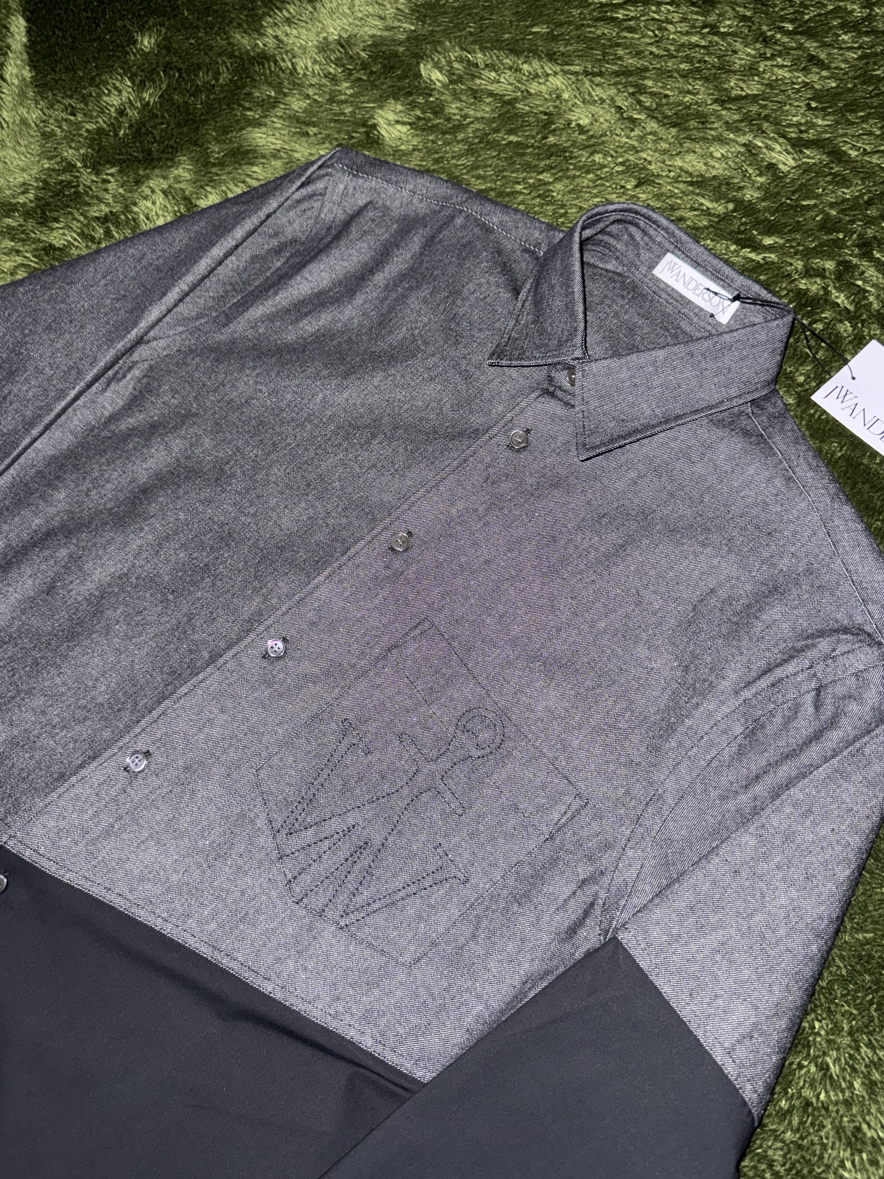 JW Anderson Two Tone Classic Fit Shirt Chambray Black 착용 스타일 - 2