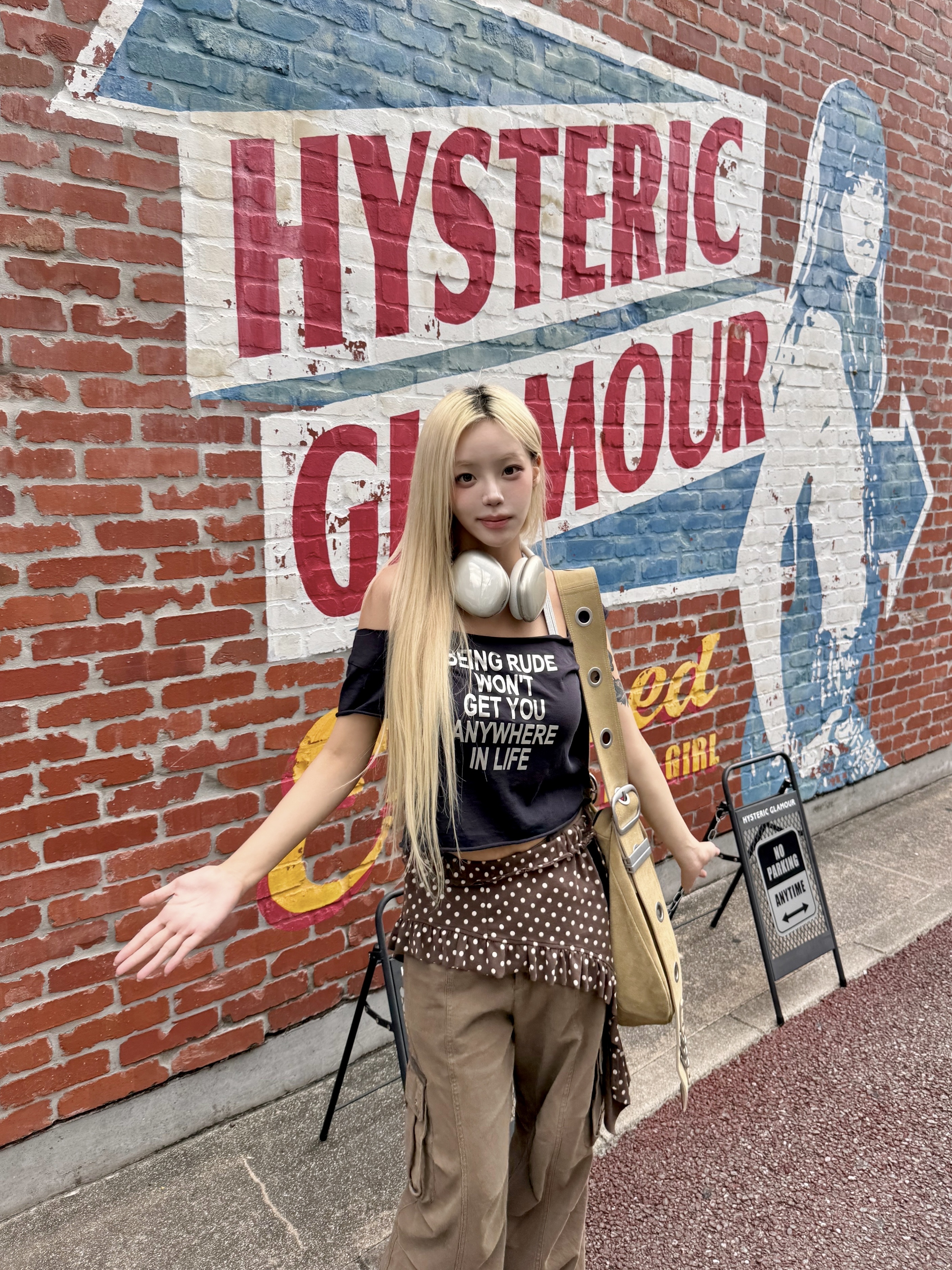 [KREAM 단독] Vacant Archive Bella Wide Strap Hobo Bag Beige 착용 스타일 - 6