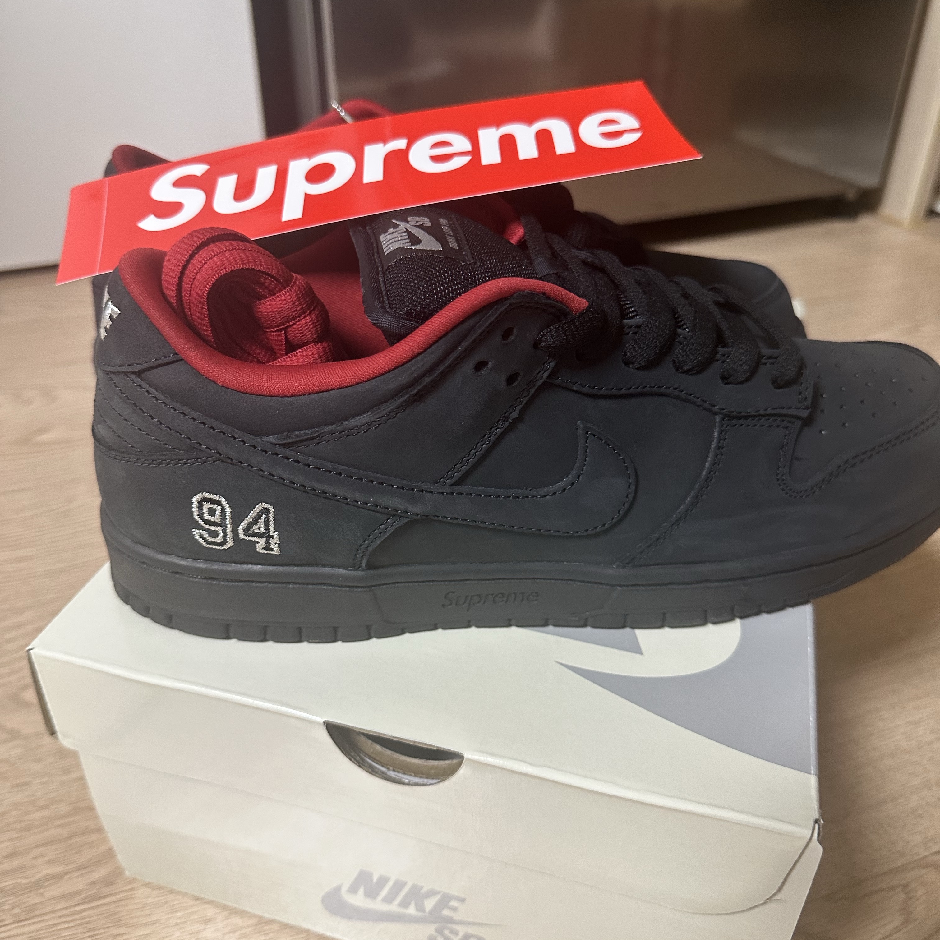 Nike x Supreme SB Dunk Low Black 착용 스타일 - 1