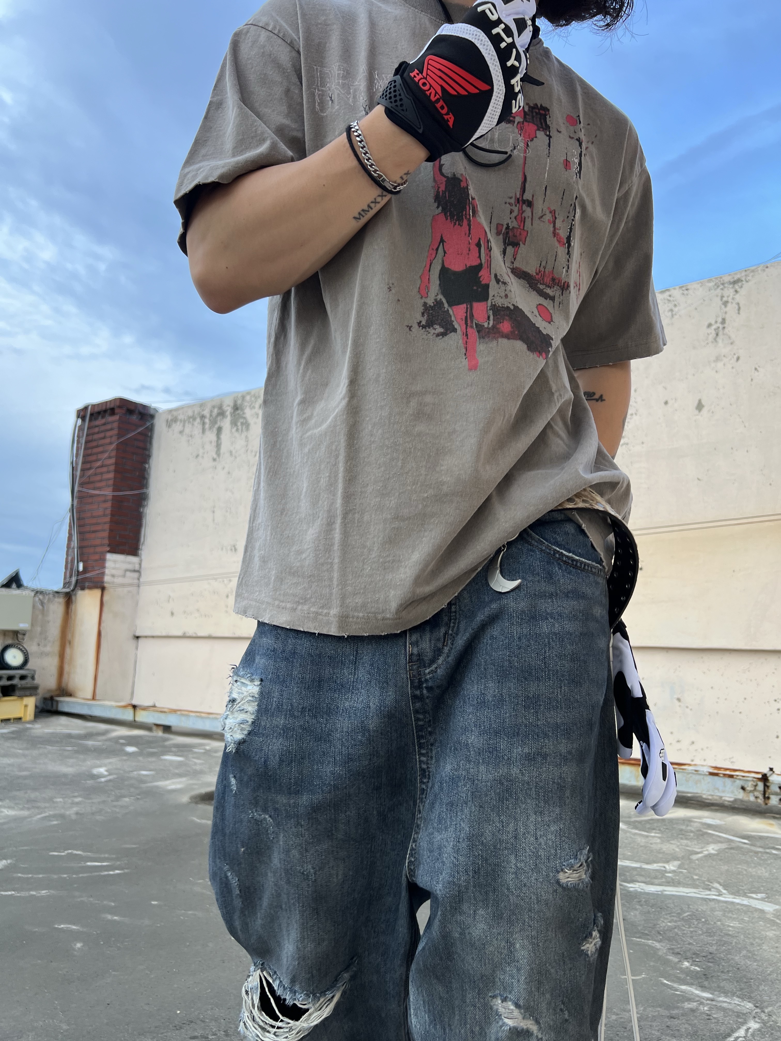 Awende Red Veil T-shirt Charcoal, Awende Dirty Washing Jean 착용 스타일 - 4