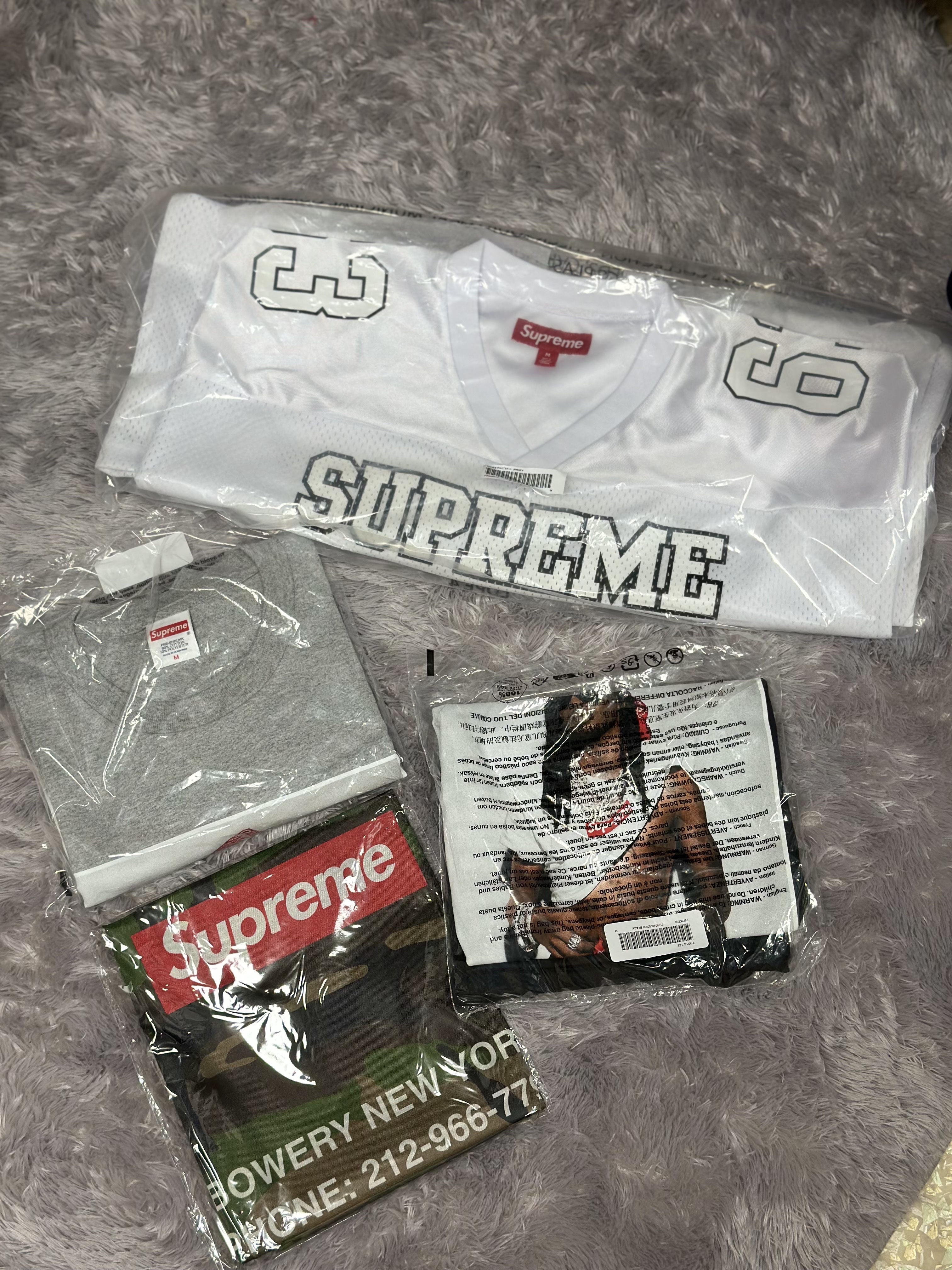 Supreme Bones Football Jersey White - 25FW, Supreme Playboi Carti T-Shirt Black - 25FW 착용 스타일 - 1