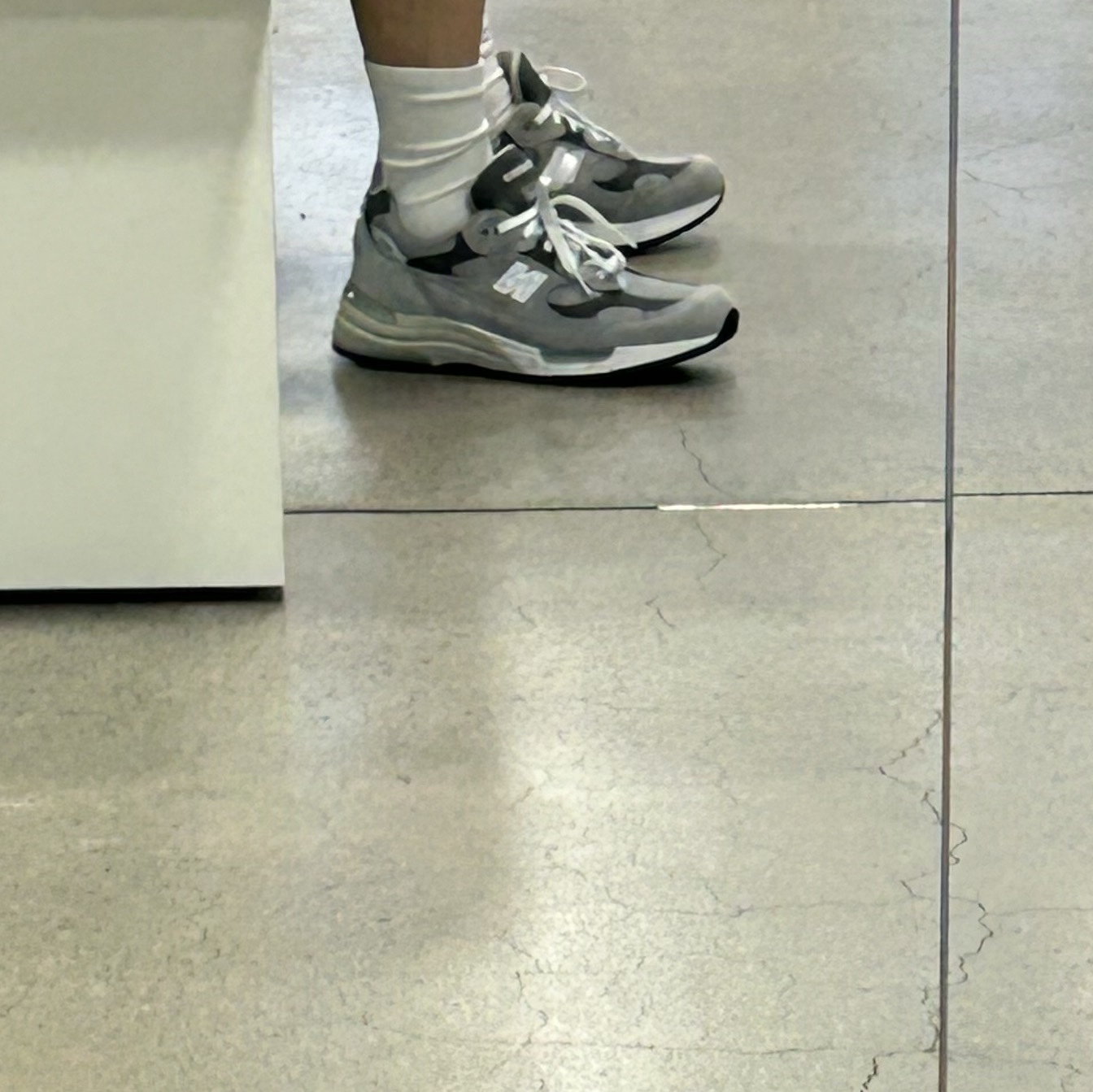 New Balance 992 Made in USA Core Grey Silver Metallic 착용 스타일 - 1