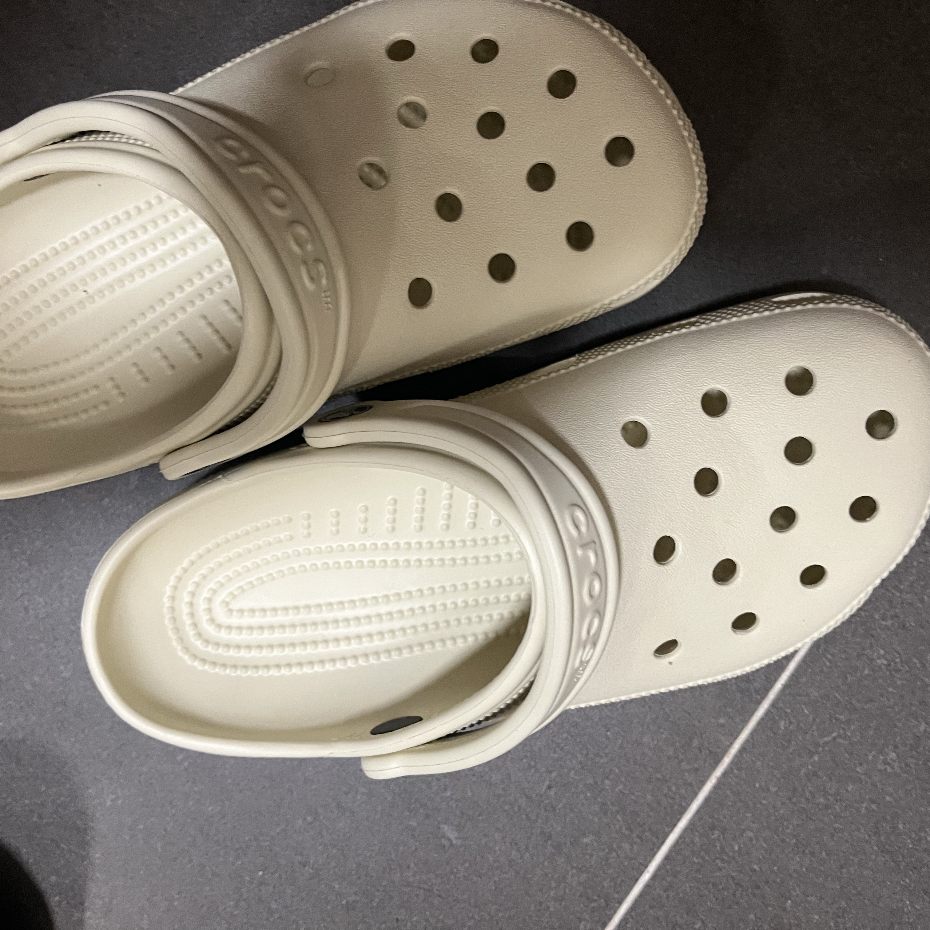 Crocs Classic Clog Bone 착용 스타일