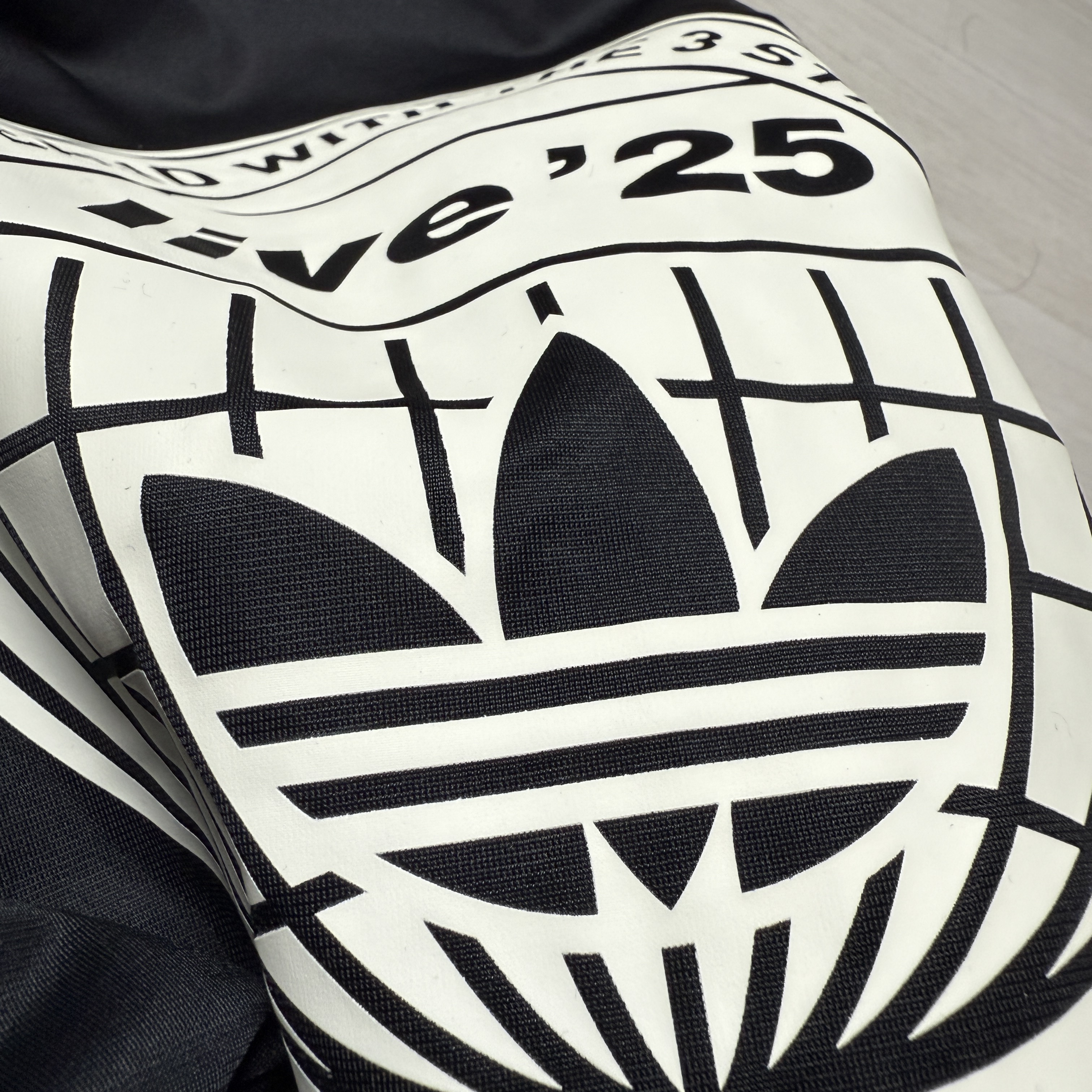 Adidas x Oasis Tour Firebird Track Top Black - US Sizing, Adidas x Oasis Tour Firebird Track Top Night Indigo - US Sizing 착용 스타일 - 6