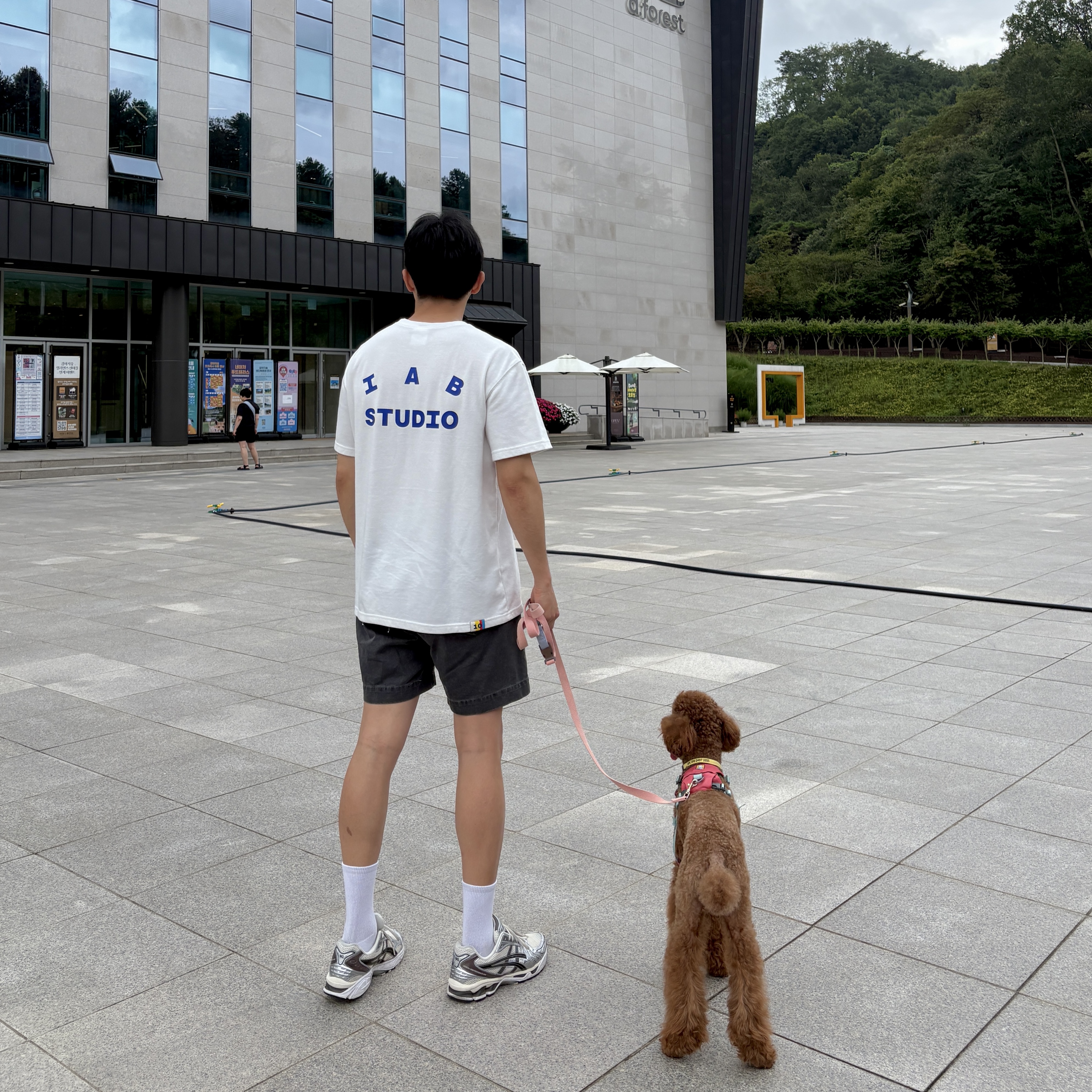 IAB Studio 10th Anniversary T-Shirts Pack White & Black (2 Pack), IAB Studio 10th Anniversary T-Shirt White 착용 스타일 - 1