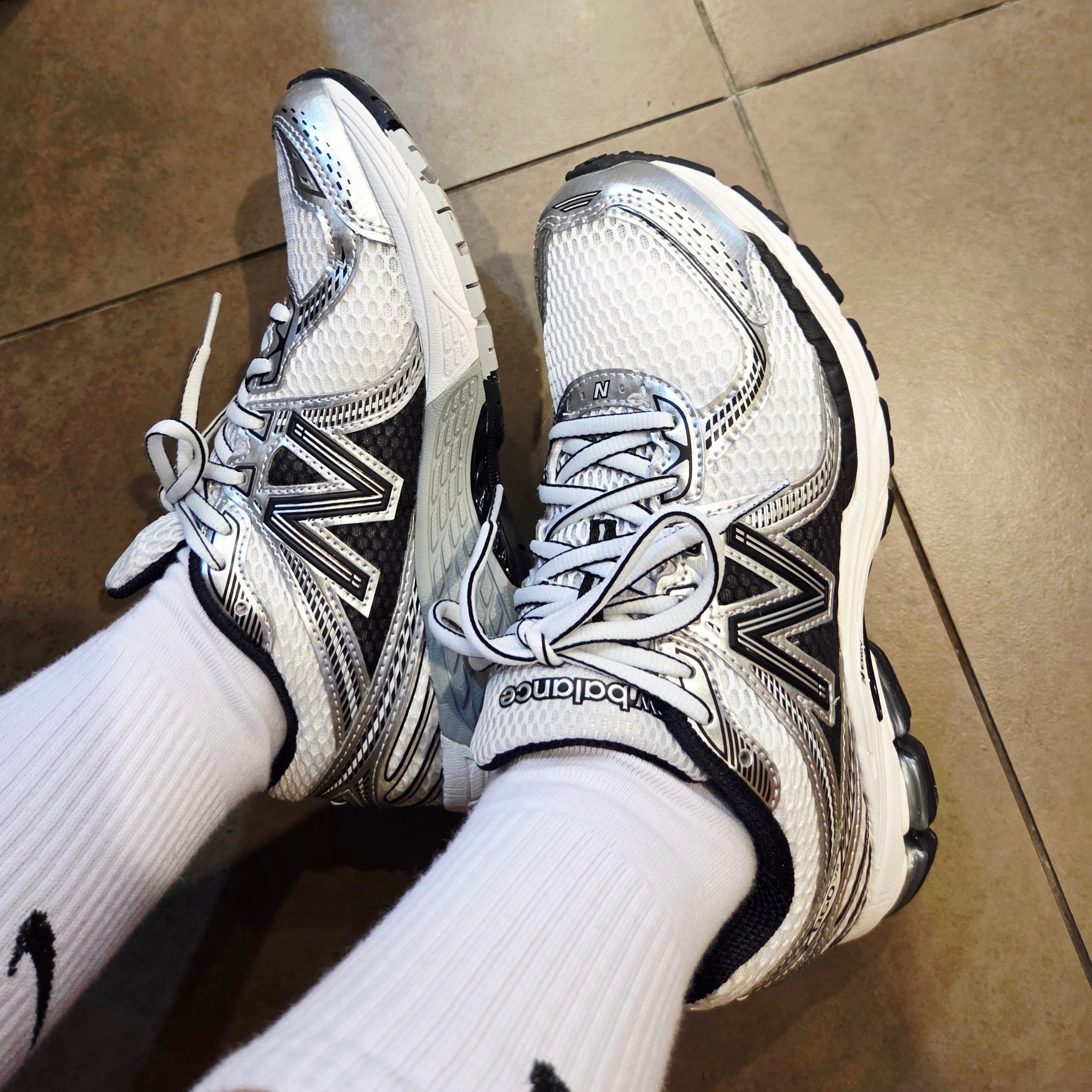 New Balance 860v2 White Black 착용 스타일