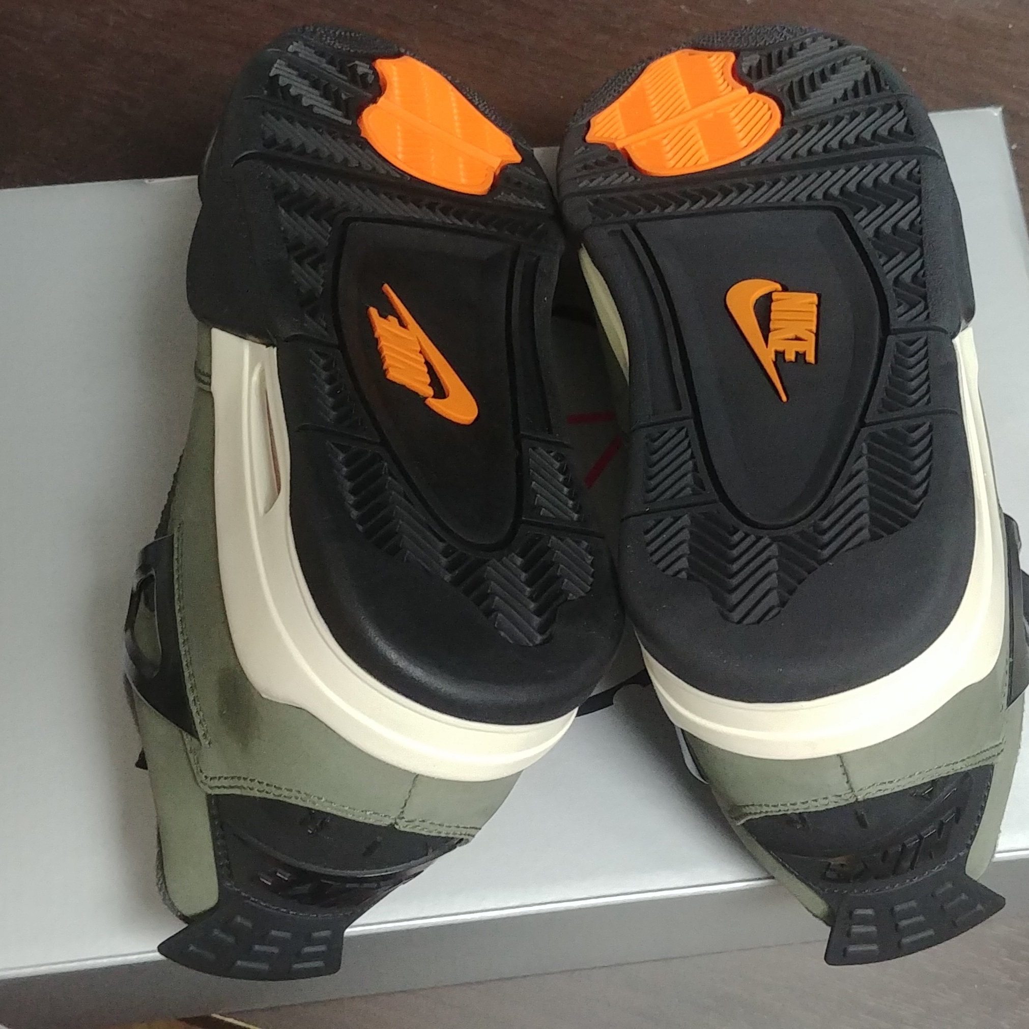 Jordan 4 x Undefeated Retro OG SP Deep Green and Clementine 착용 스타일 - 5