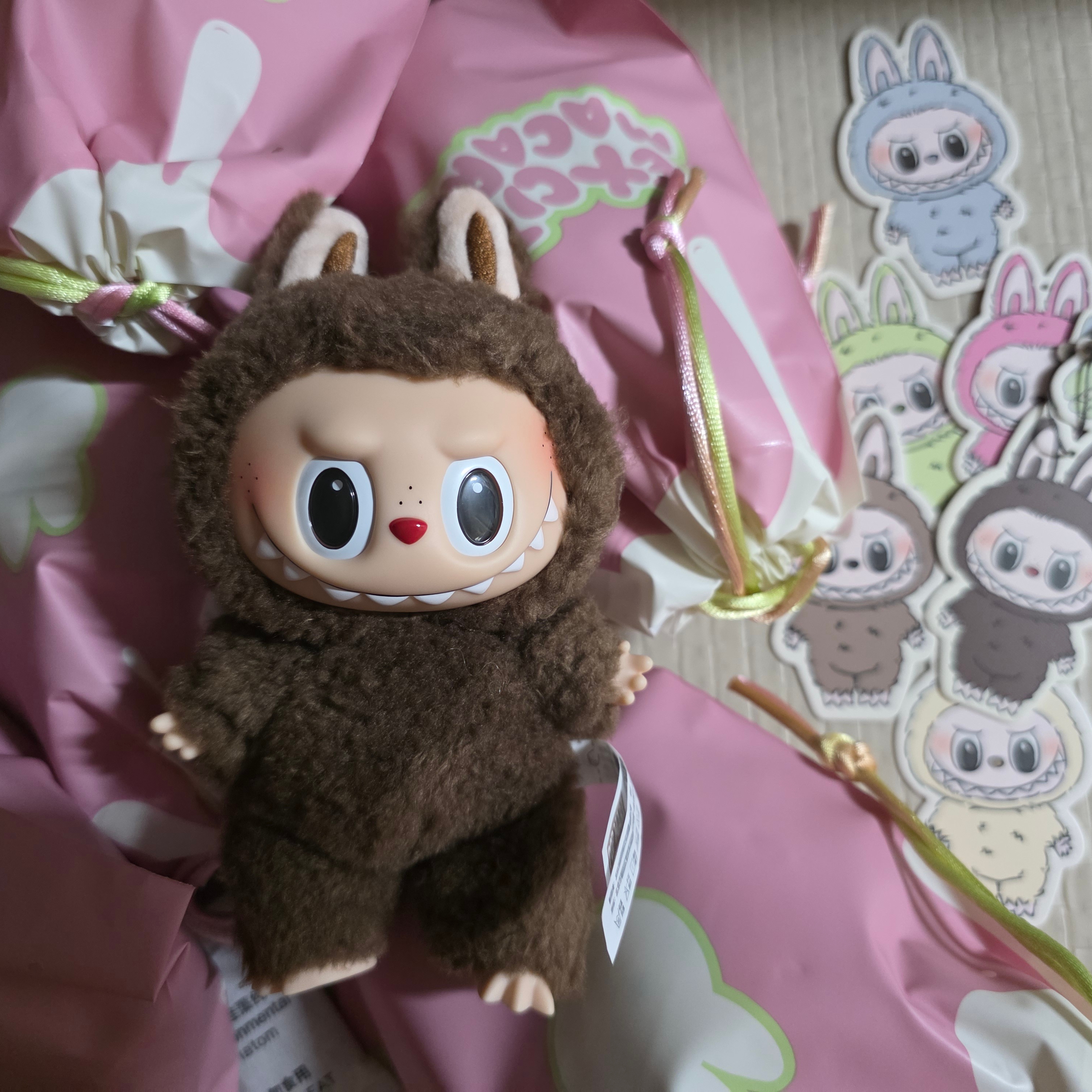 Pop Mart The Monsters Labubu Tasty Macarons Series Sealed Case (6 Blind Boxes), Pop Mart Labubu The Monsters Labubu Tasty Macarons Series Soymilk Keyring 착용 스타일 - 2