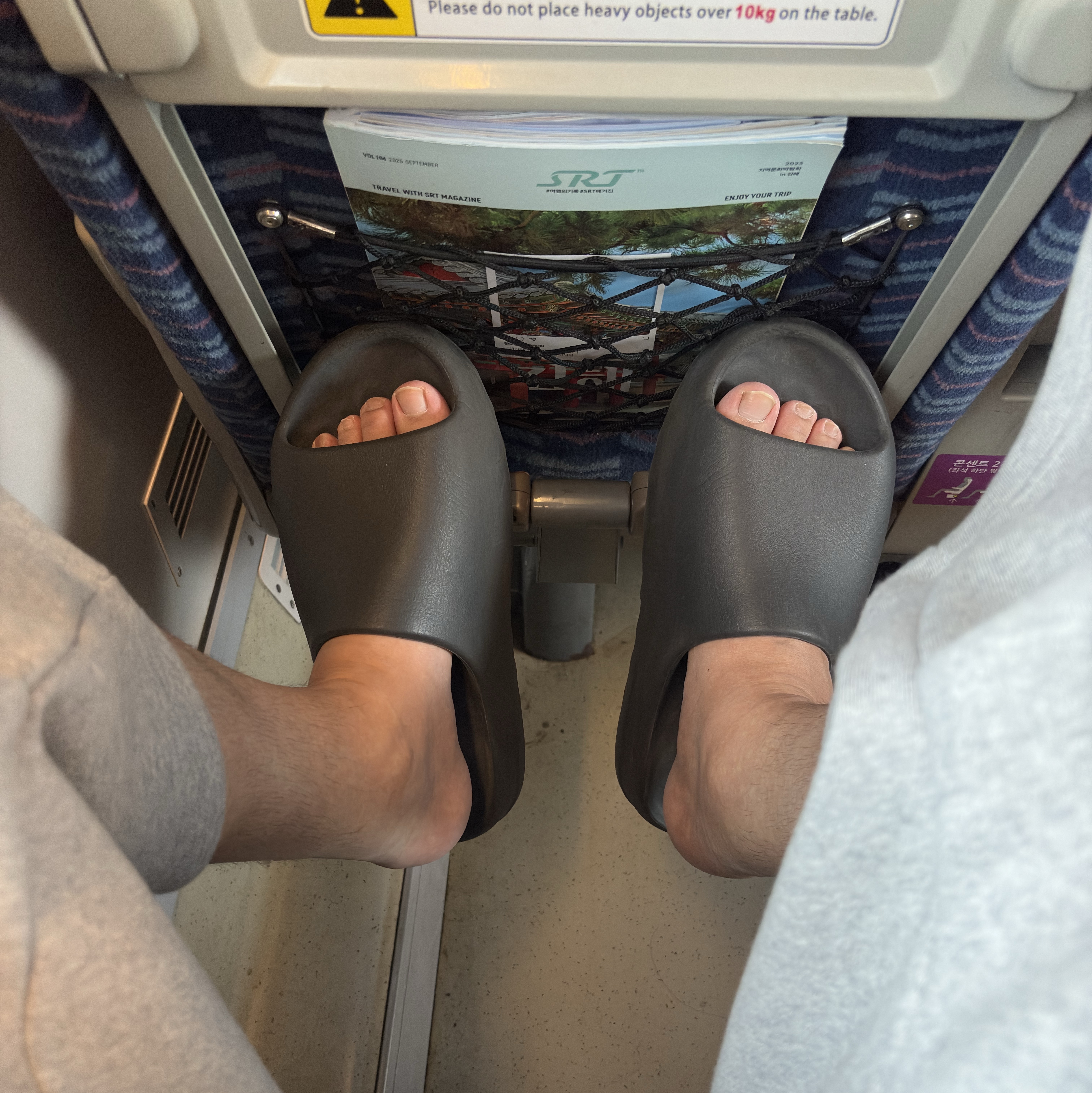Adidas Yeezy Slide Onyx 착용 스타일
