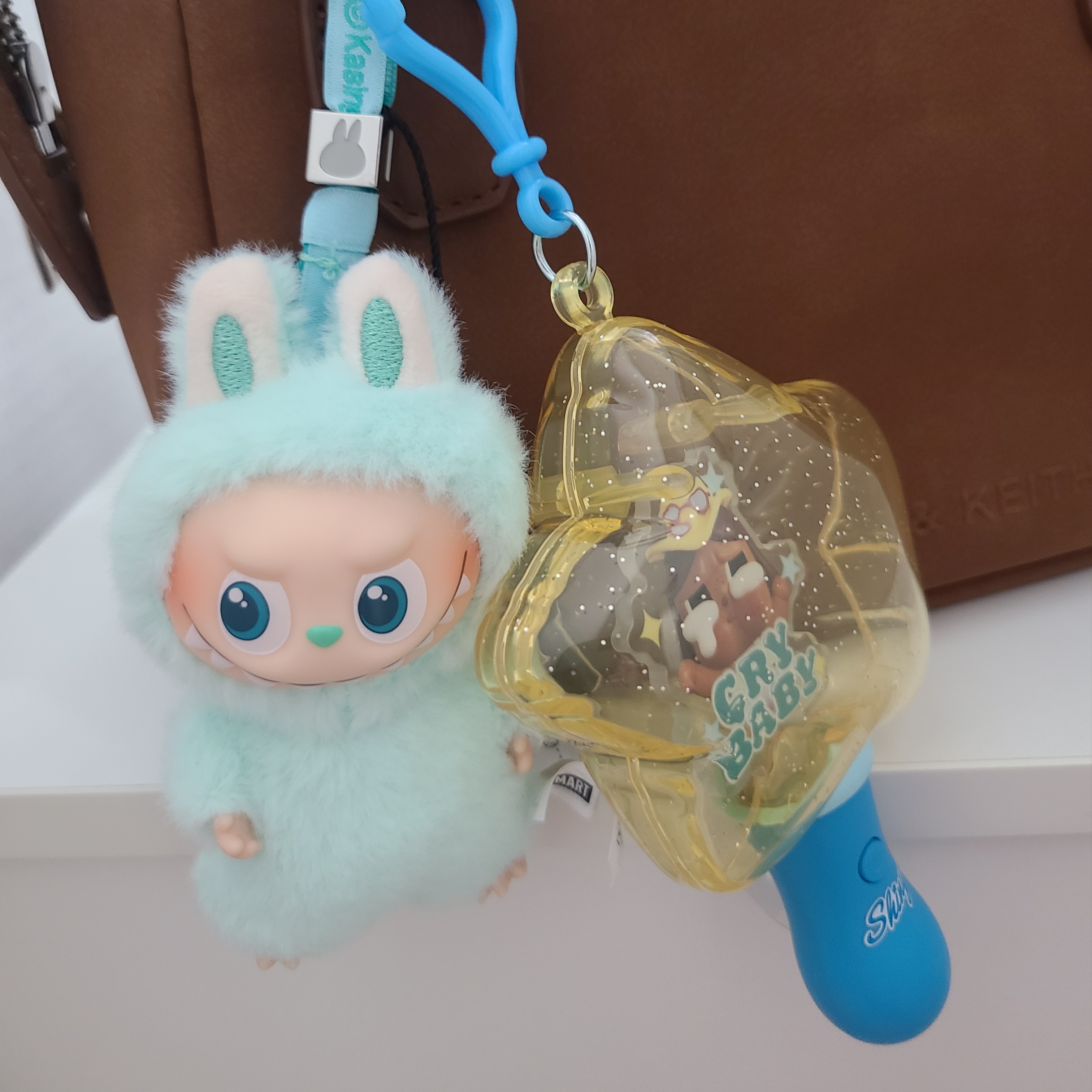 Pop Mart Crybaby Shiny Shiny Series Luminous Pendant Shiny Cowboy (Opened Case) 착용 스타일