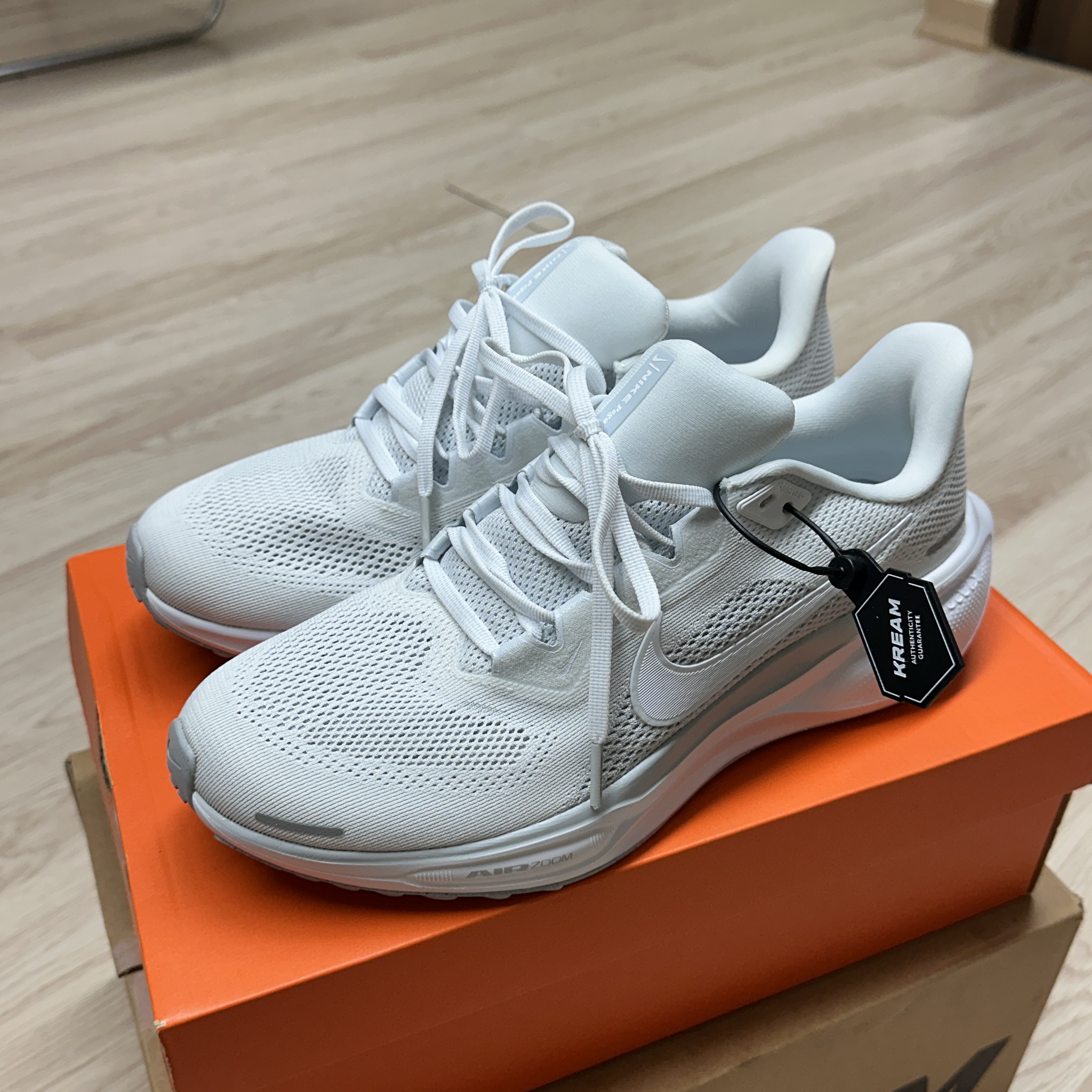 Nike Air Zoom Pegasus 41 White Pure Platinum 착용 스타일 - 1