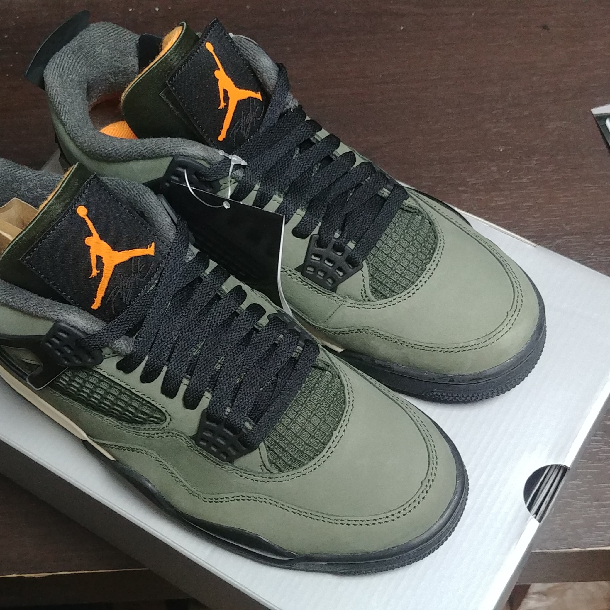 Jordan 4 x Undefeated Retro OG SP Deep Green and Clementine 착용 스타일 - 4