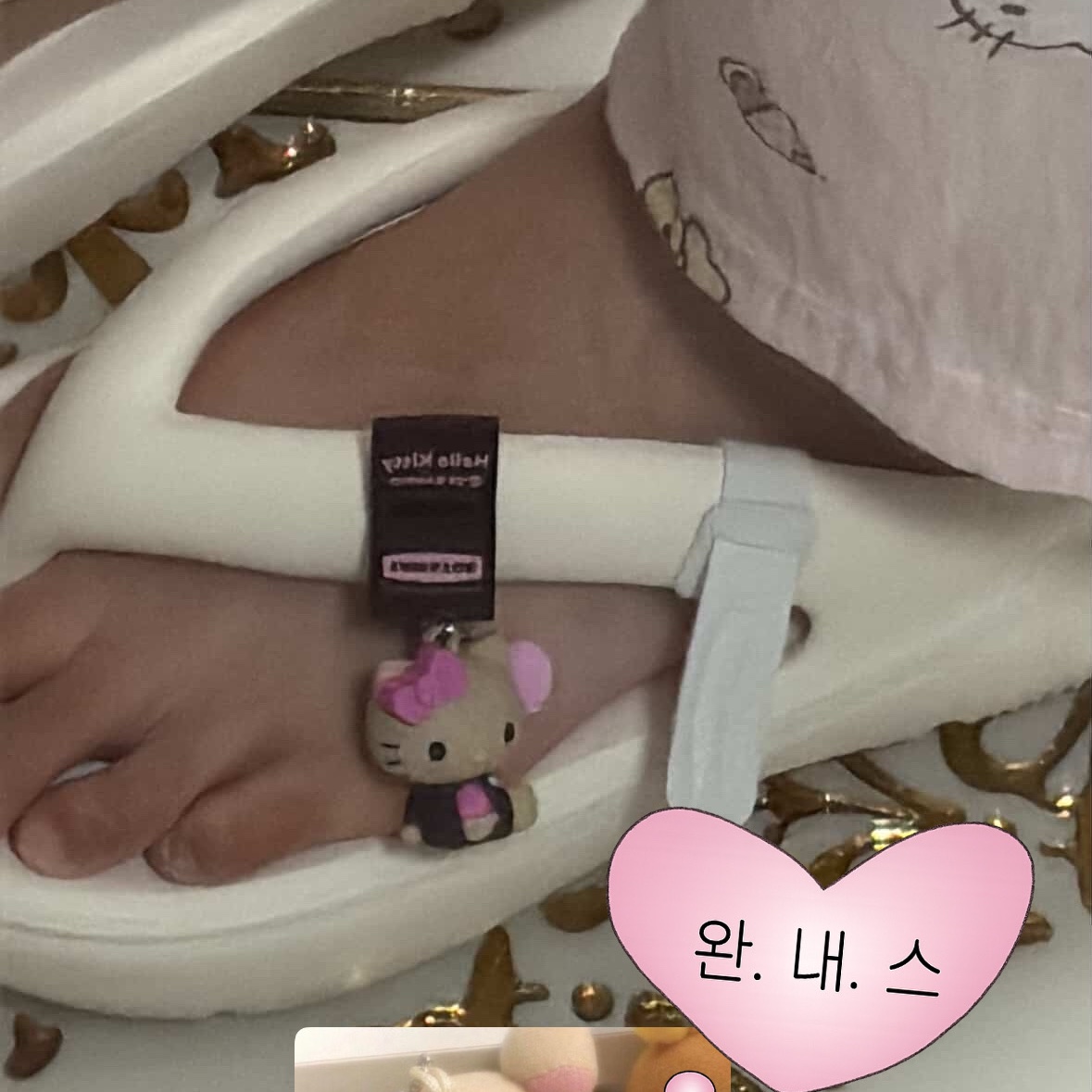 (W) Taw&Toe x Sanrio Flip Flop Zerovity Plumpy Tan Hello Kitty Charm Tag Set Cream 착용 스타일