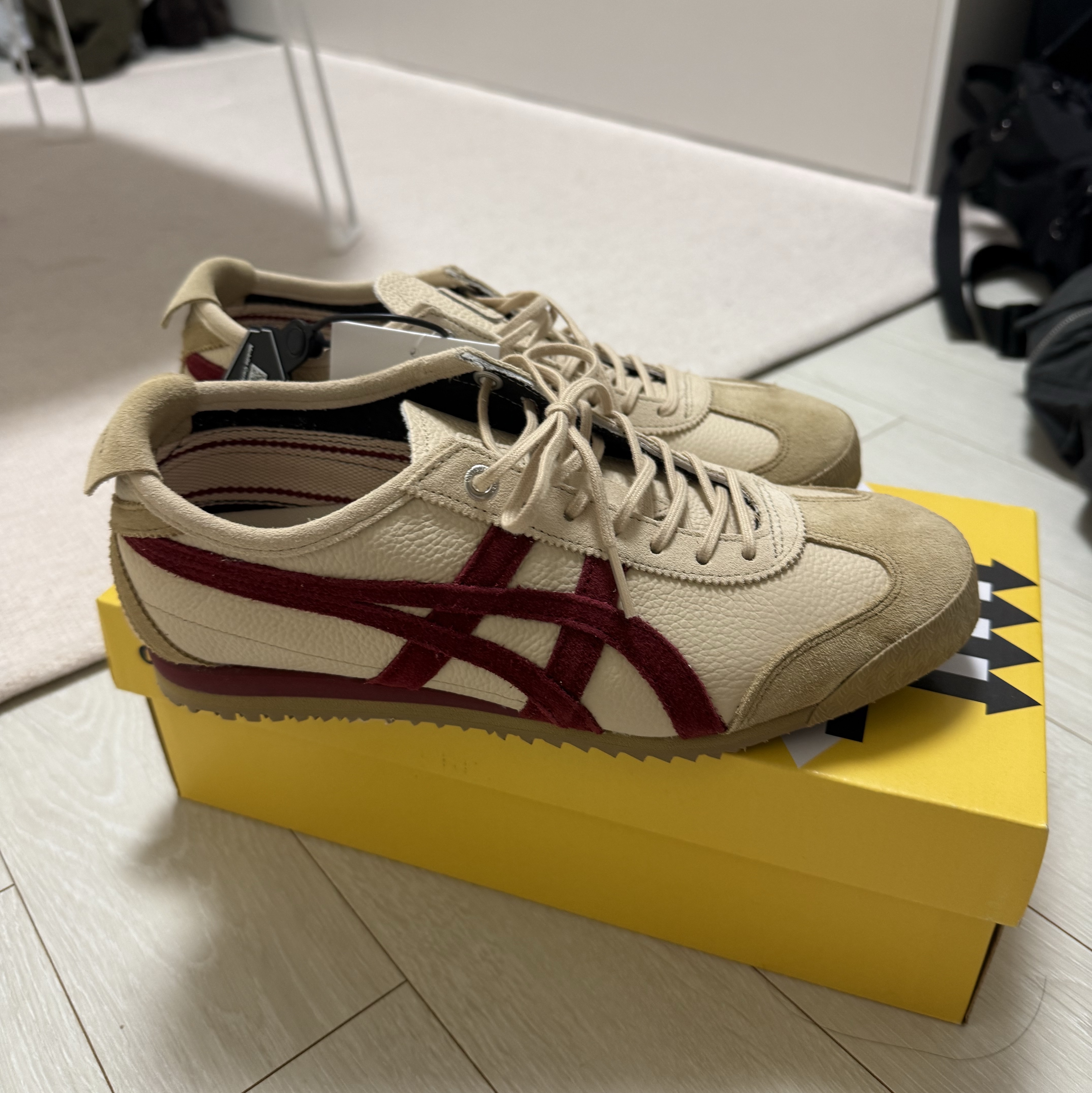 Onitsuka Tiger Mexico 66 SD Beige Beet Juice 착용 스타일