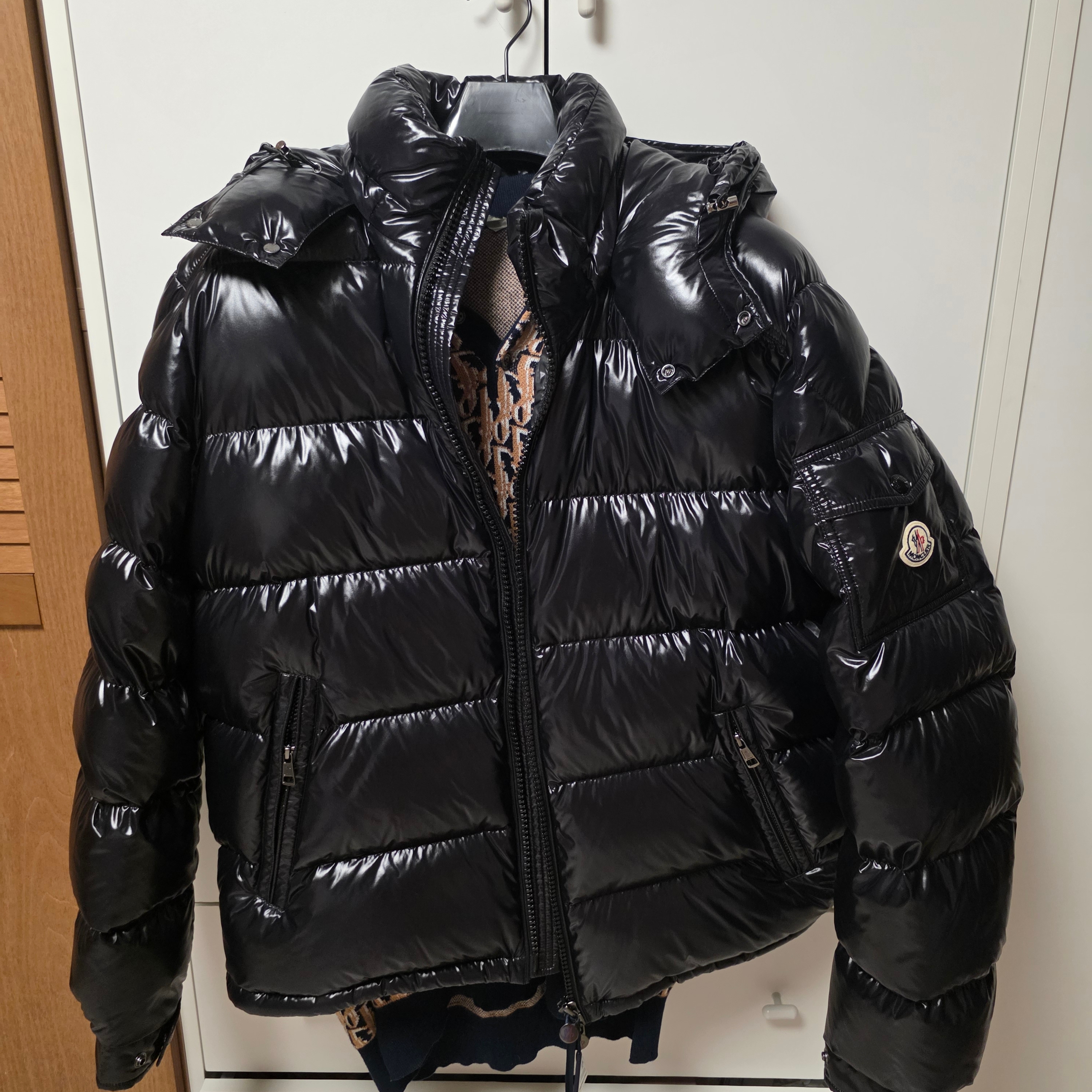 Moncler Maya Hooded Short Down Jacket Black - 25FW 착용 스타일 - 1