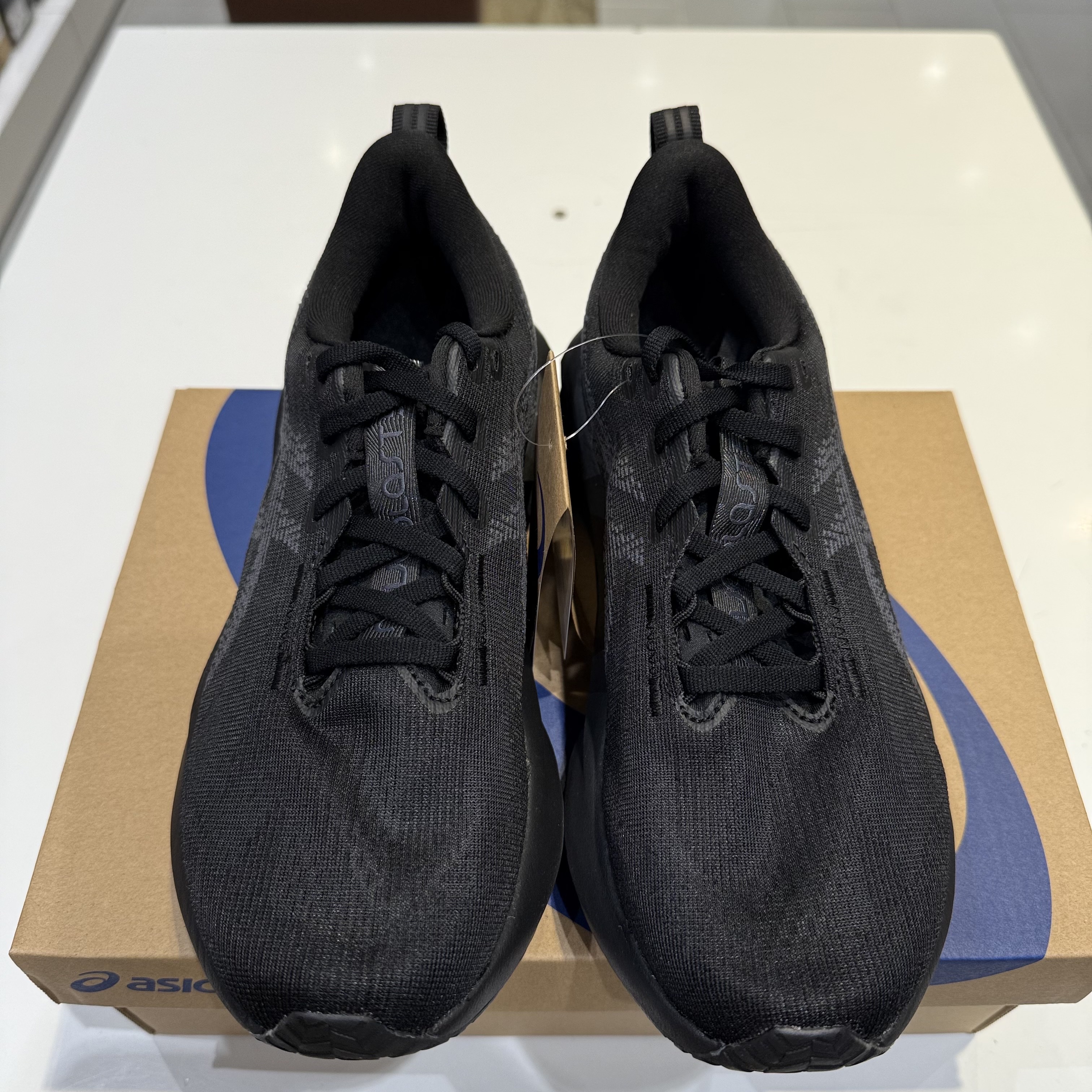 Asics Novablast 5 Black Carrier Grey 착용 스타일 - 1