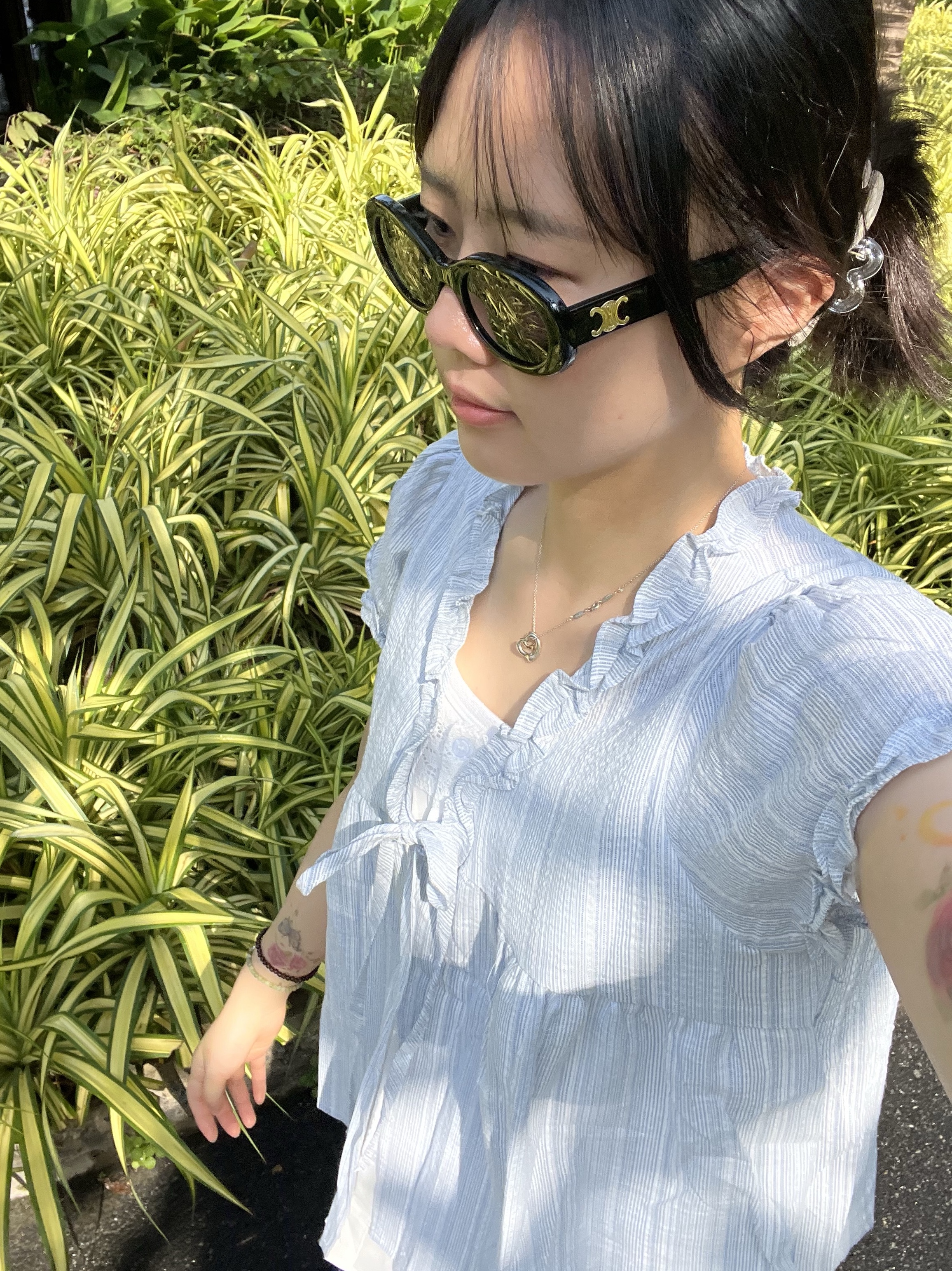 (W) Celine Triomphe 01 Sunglasses in Acetate Black 착용 스타일 - 2
