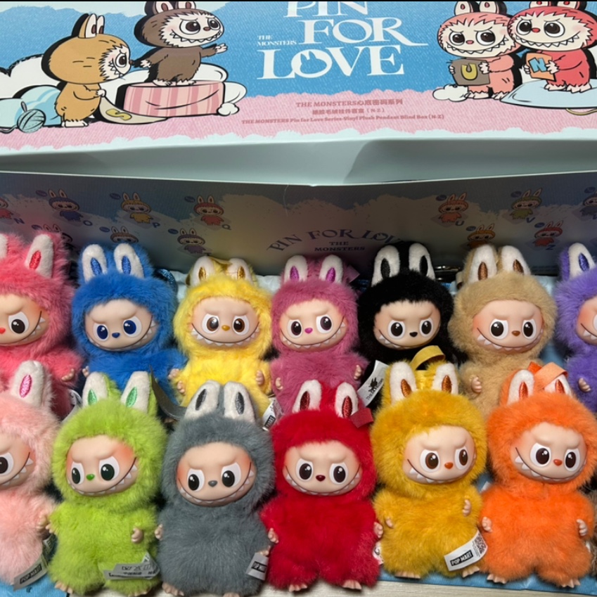 Pop Mart Labubu The Monsters Pin For Love Series Vinyl Plush Pendant Sealed Case (N-Z) (14 Blind Boxes) 착용 스타일