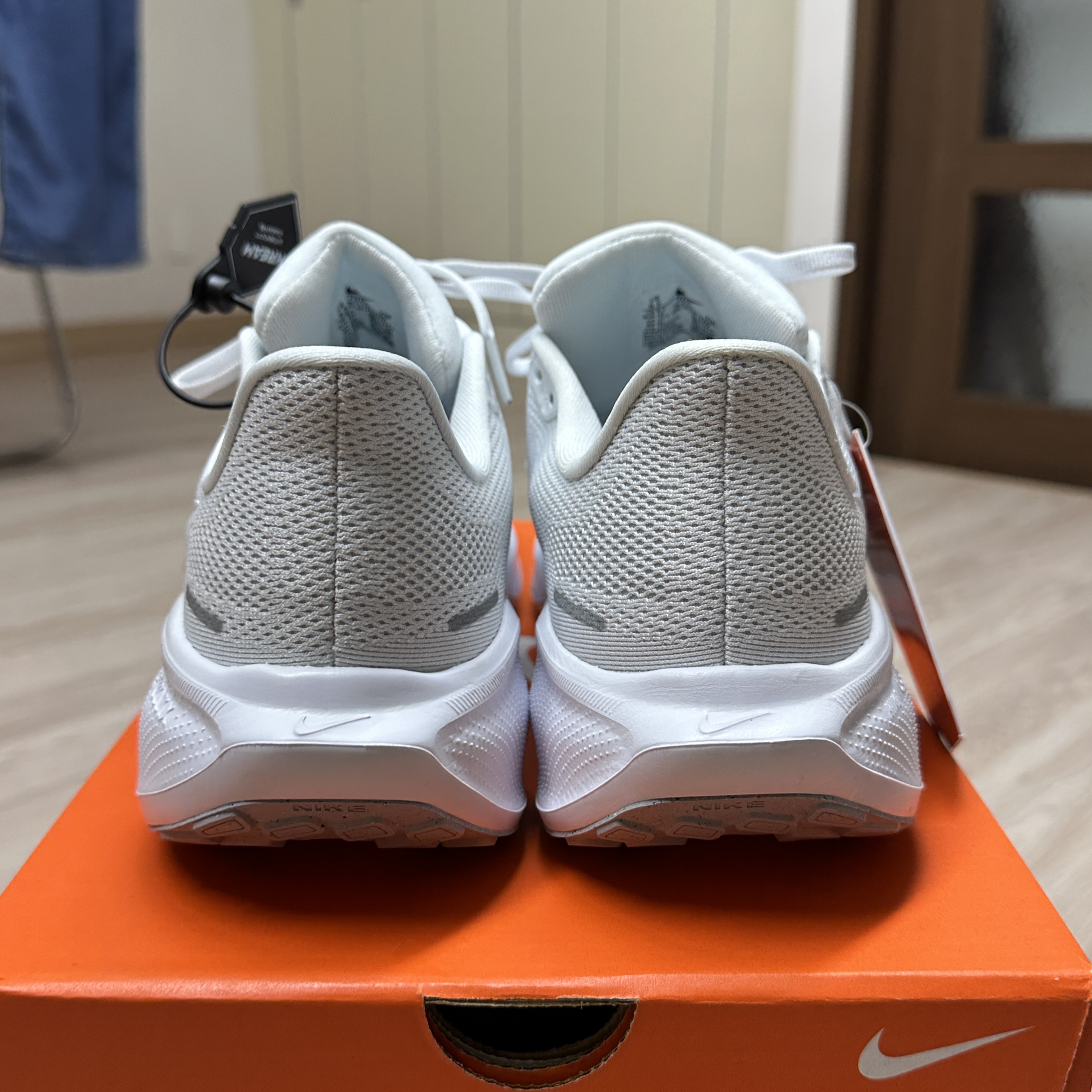 Nike Air Zoom Pegasus 41 White Pure Platinum 착용 스타일 - 4
