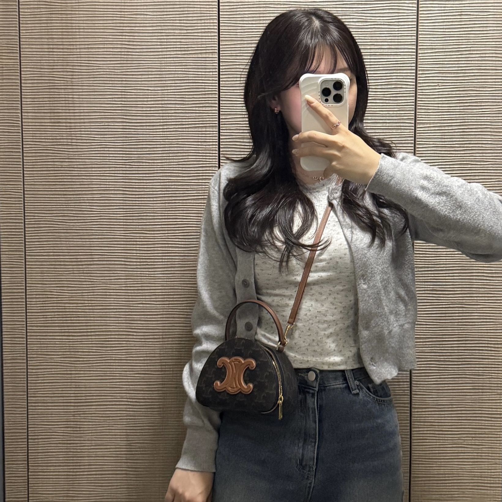 Celine Half Moon Case Triomphe Canvas Tan, (W) Dior D Floral Mitzah Scarf Silk Twill White Multicolor 착용 스타일 - 2