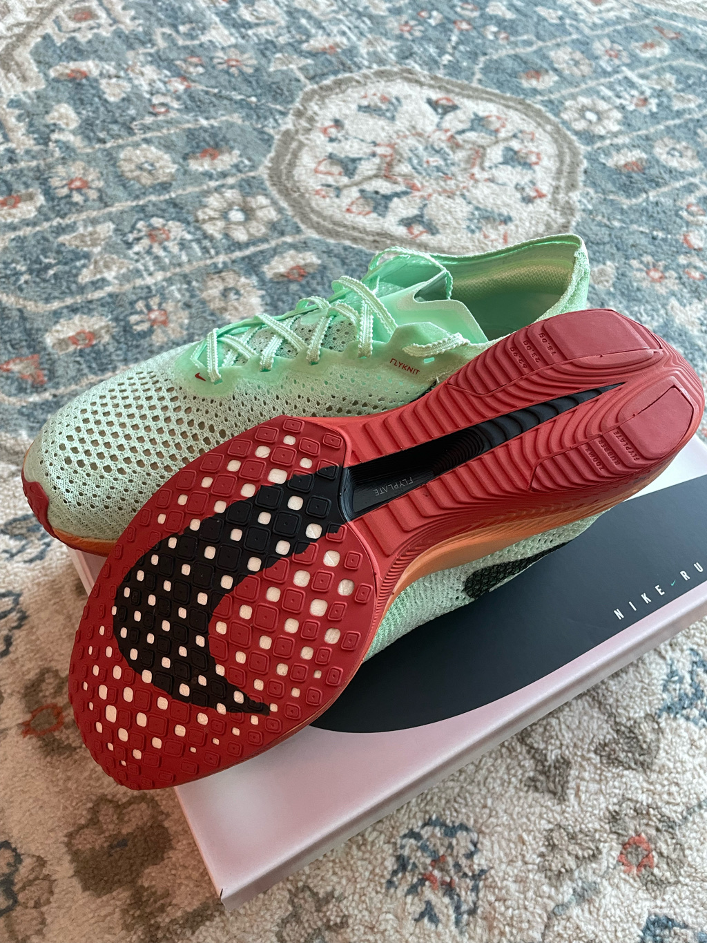 Nike ZoomX Vaporfly Next% 3 Vapor Green Dragon Red 착용 스타일 - 4