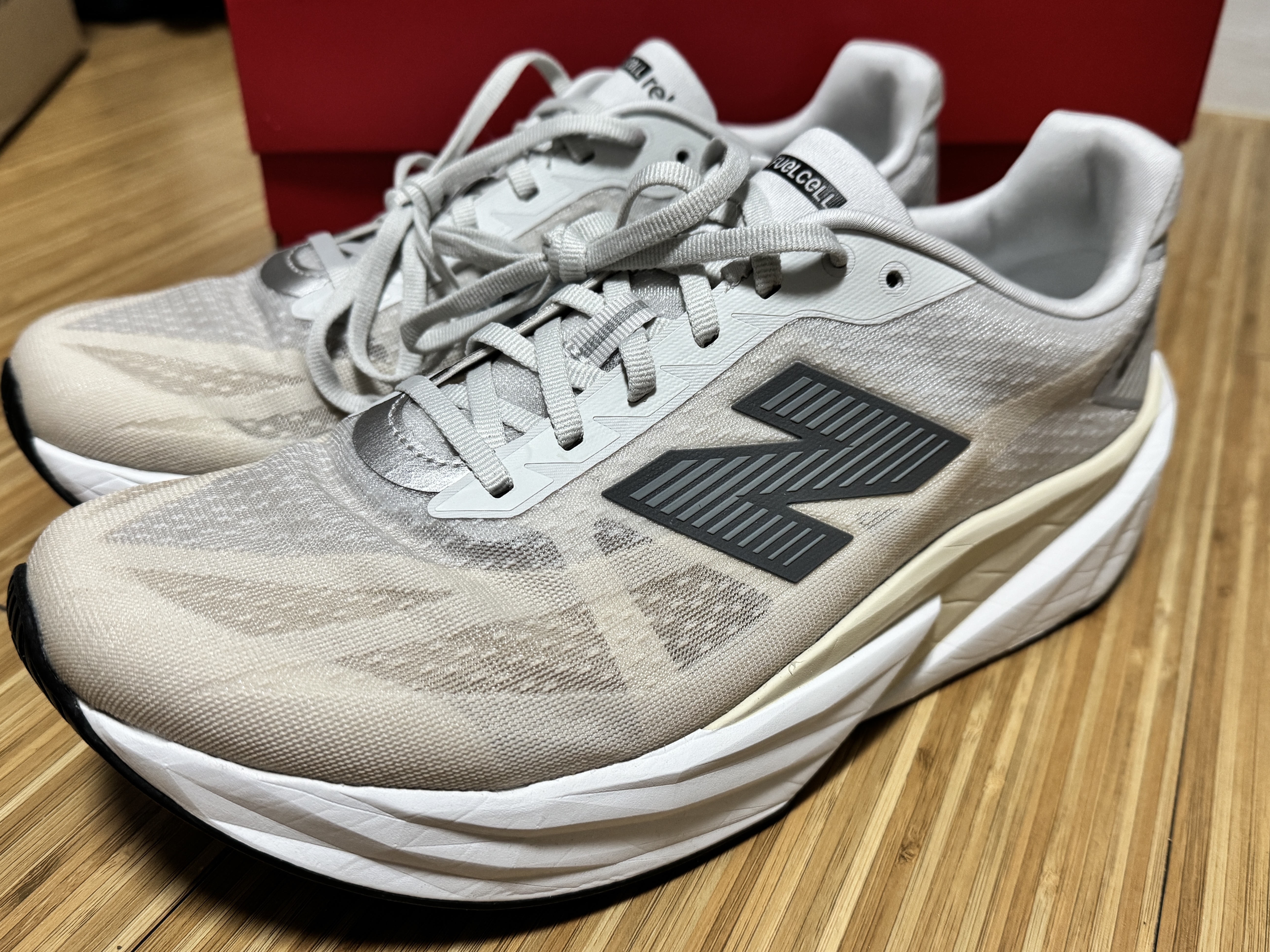 New Balance FuelCell Rebel v5 Grey Matter Linen White - 2E Wide 착용 스타일