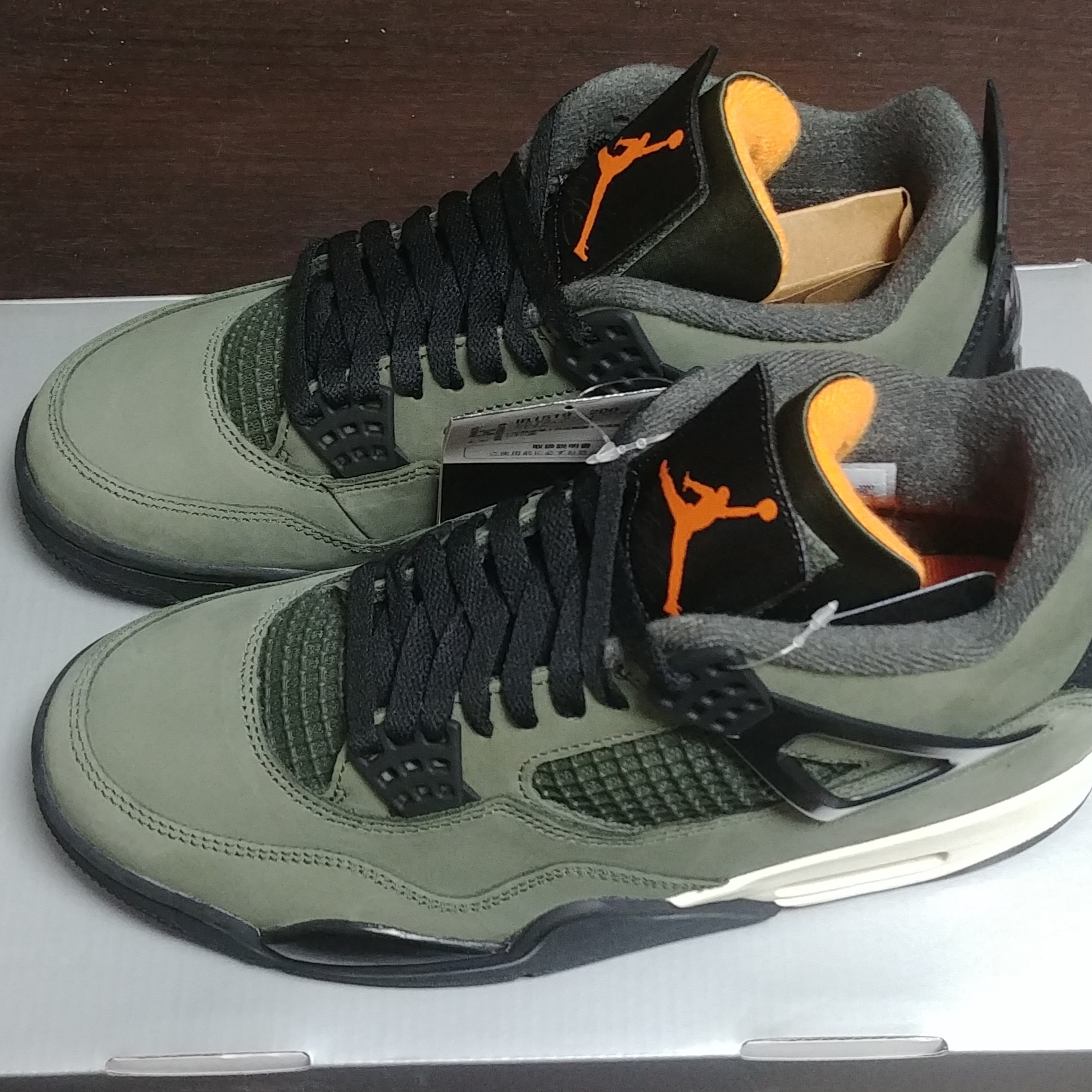 Jordan 4 x Undefeated Retro OG SP Deep Green and Clementine 착용 스타일 - 2