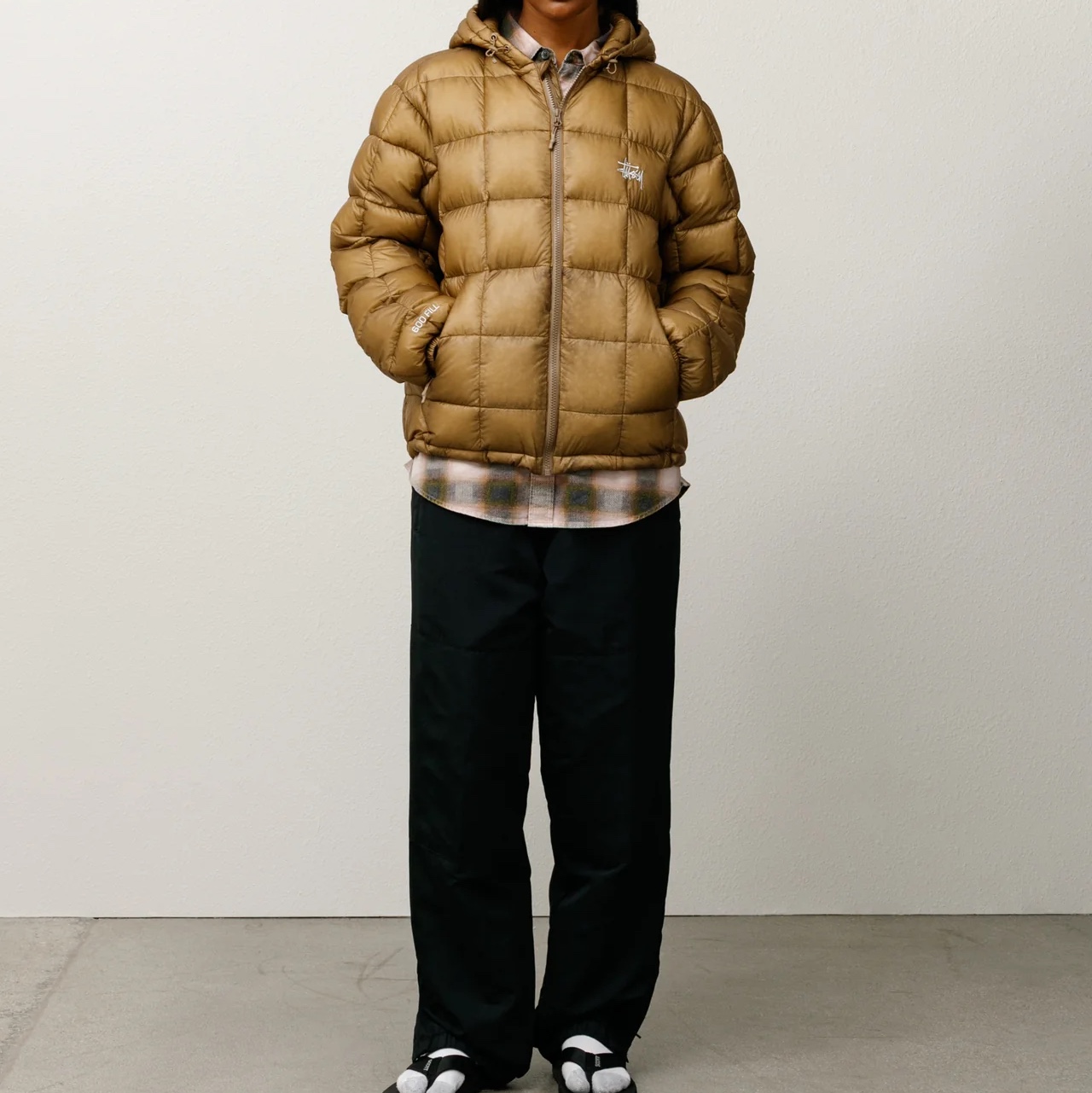 Stussy Midweight Hooded Puffer Khaki 착용 스타일