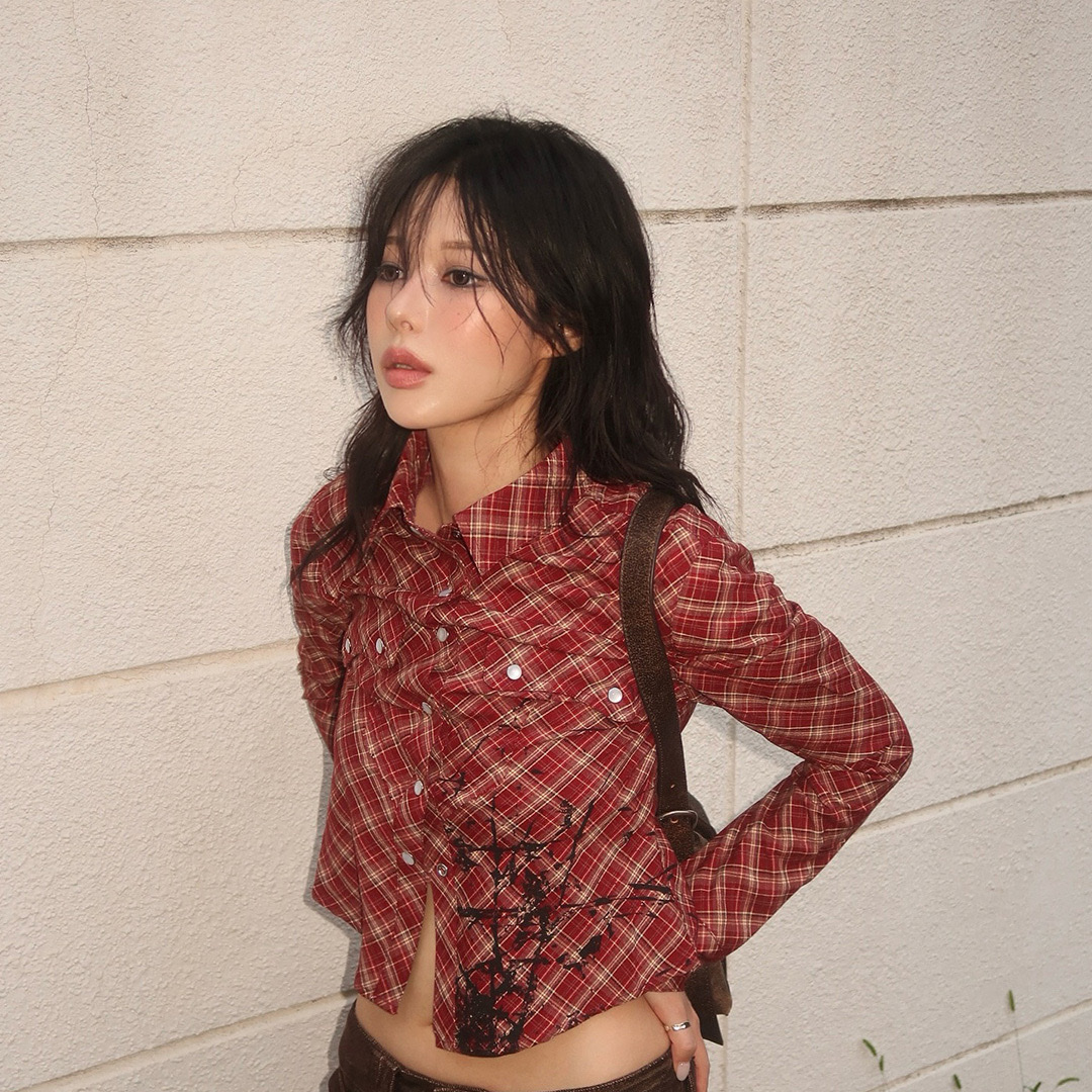 (W) Thevinylhouse Painting Crop Check Shirts Red 착용 스타일