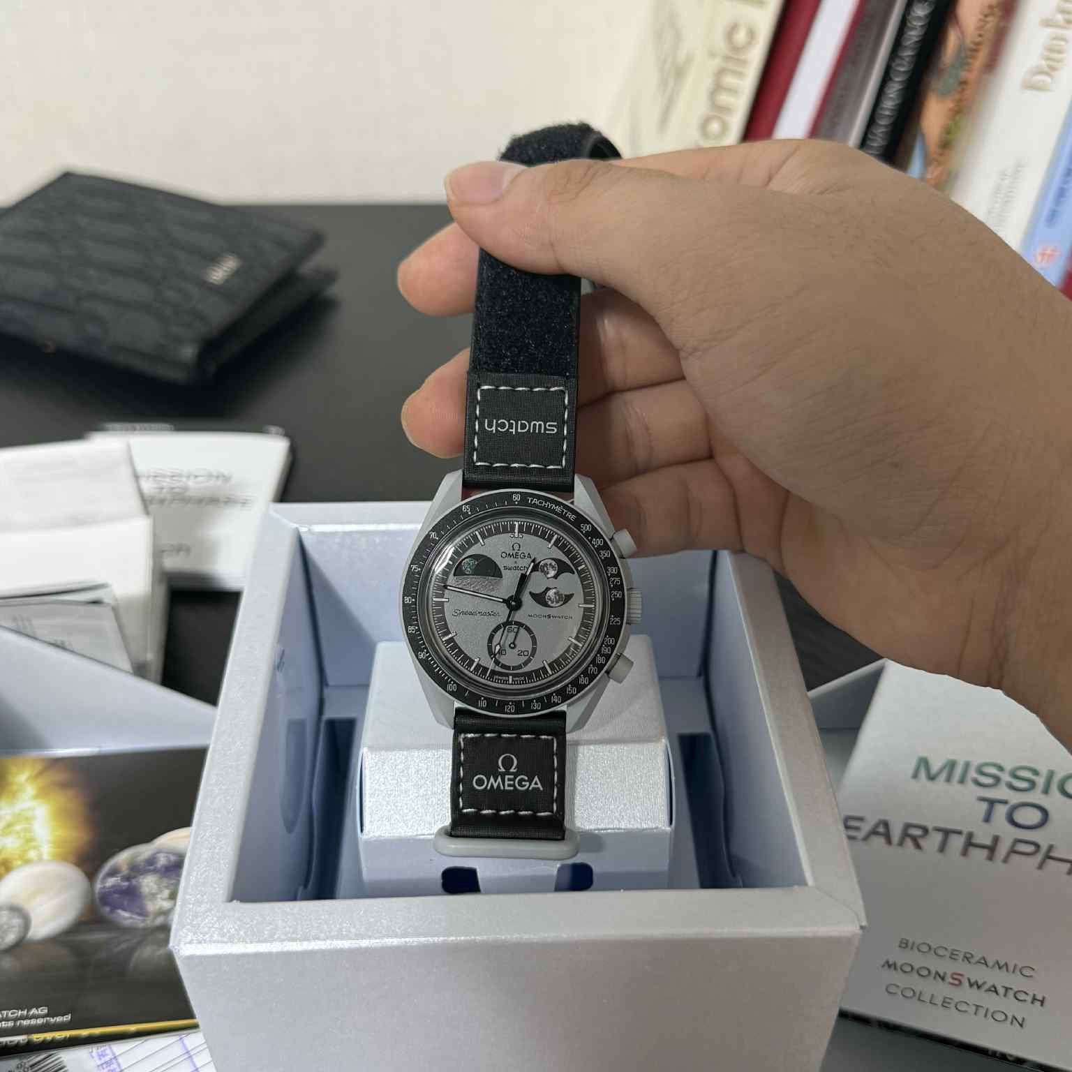 Swatch x Omega Bioceramic MoonSwatch Mission To Earthphase 착용 스타일 - 1
