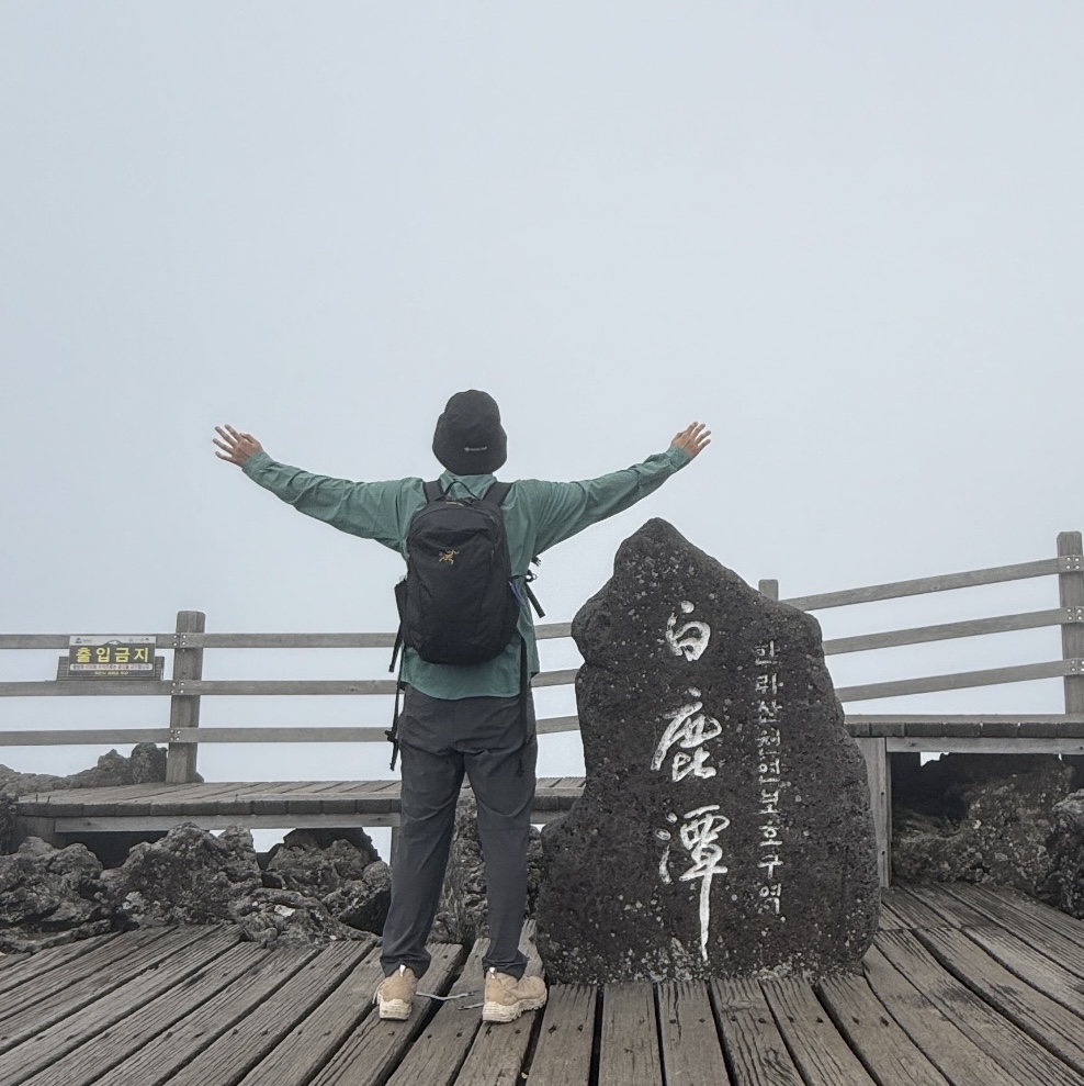 Arc'teryx Mantis 26 Backpack Black, Nike ACG Dri-Fit UV Devastation Trail Shirt Bicoastal Vintage Green - Asia 착용 스타일