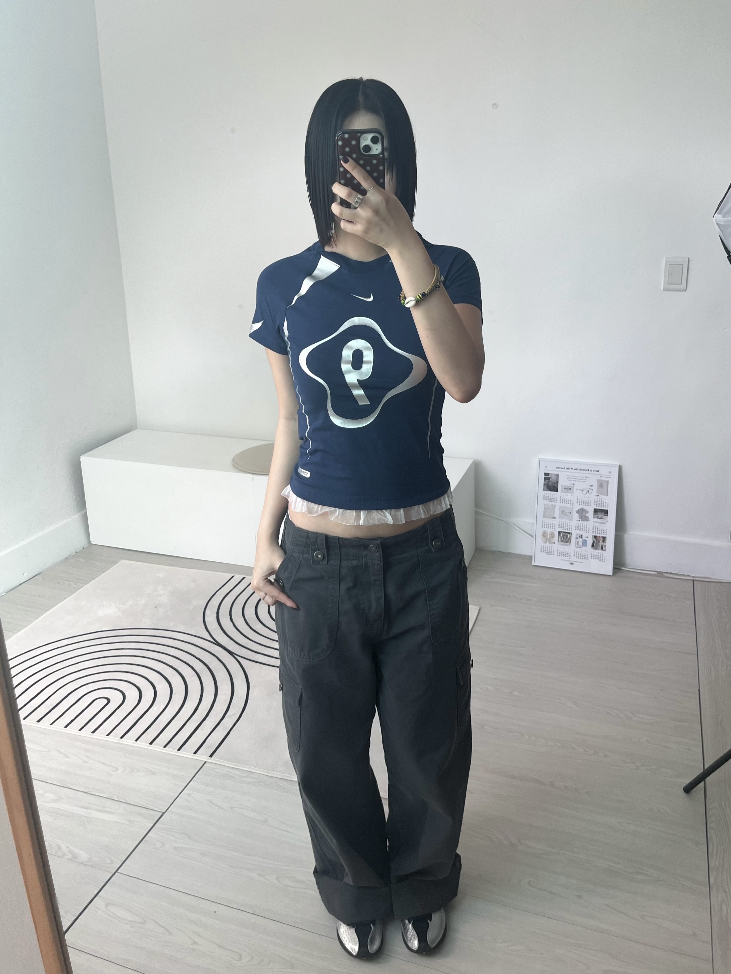 (W) Nike NSW Chill Knit Graphic T-Shirt Midnight Navy, (W) Nike Air Superfly Metallic Silver and Black 착용 스타일 - 3