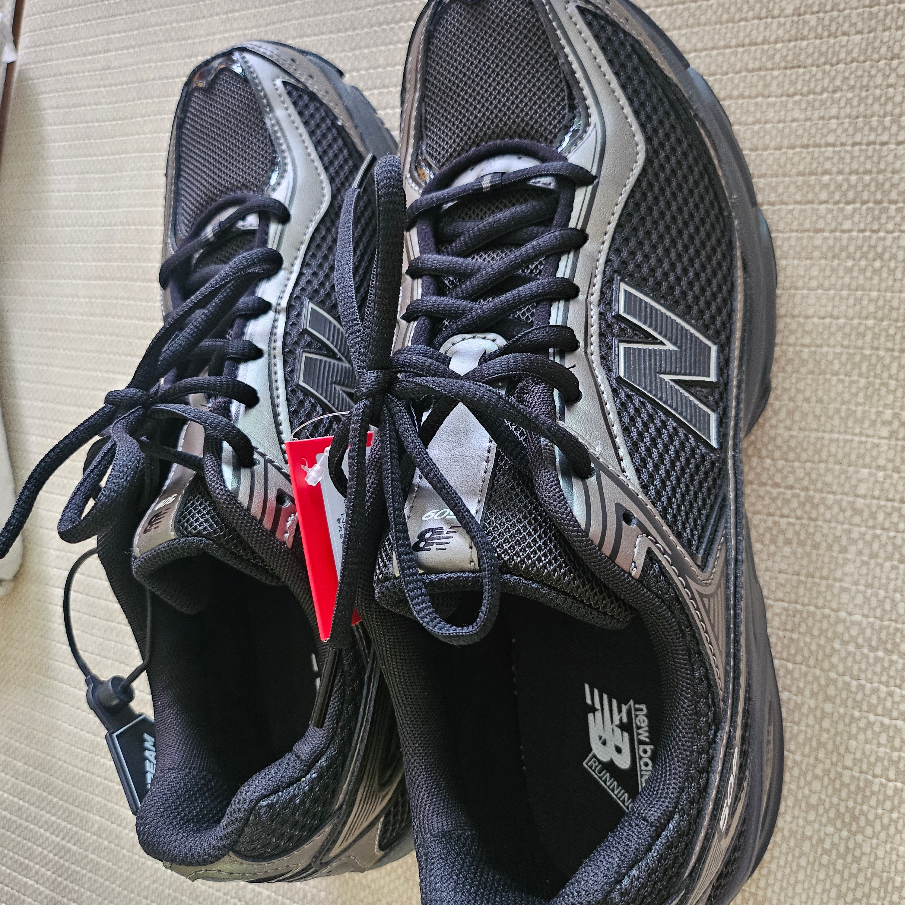 New Balance 509 Black 착용 스타일 - 2