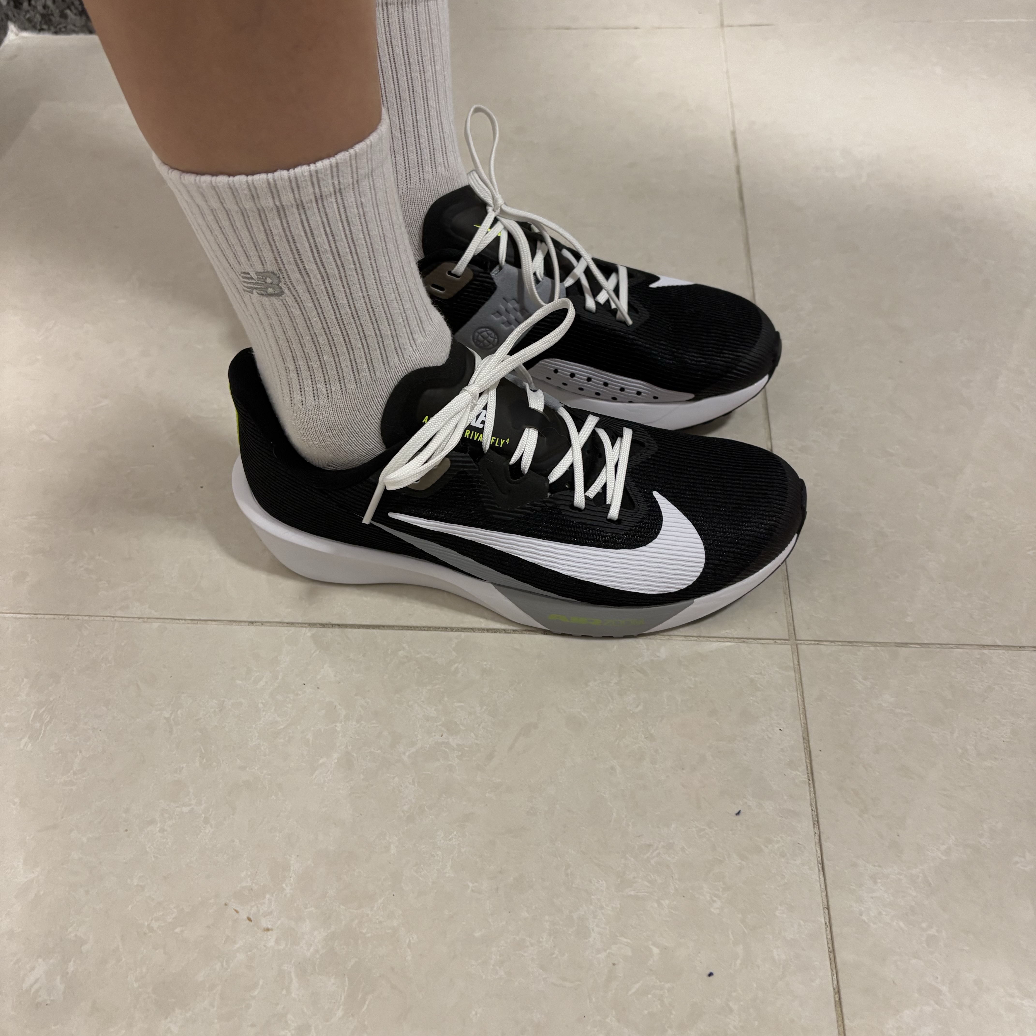 Nike Air Zoom Rival Fly 4 Black Wolf Grey 착용 스타일 - 3