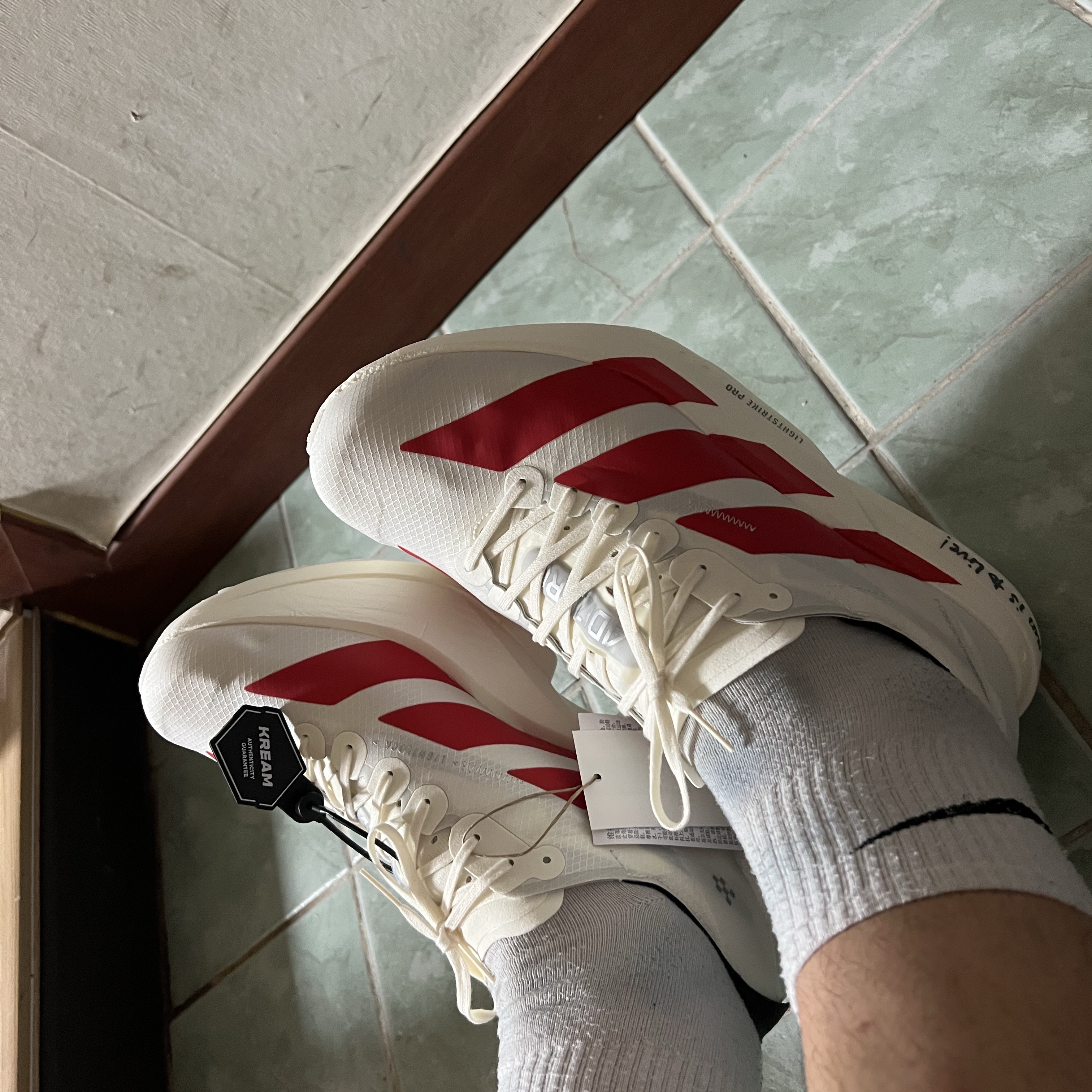 Adidas Adizero Adios Pro 4 Off White Better Scarlet 착용 스타일