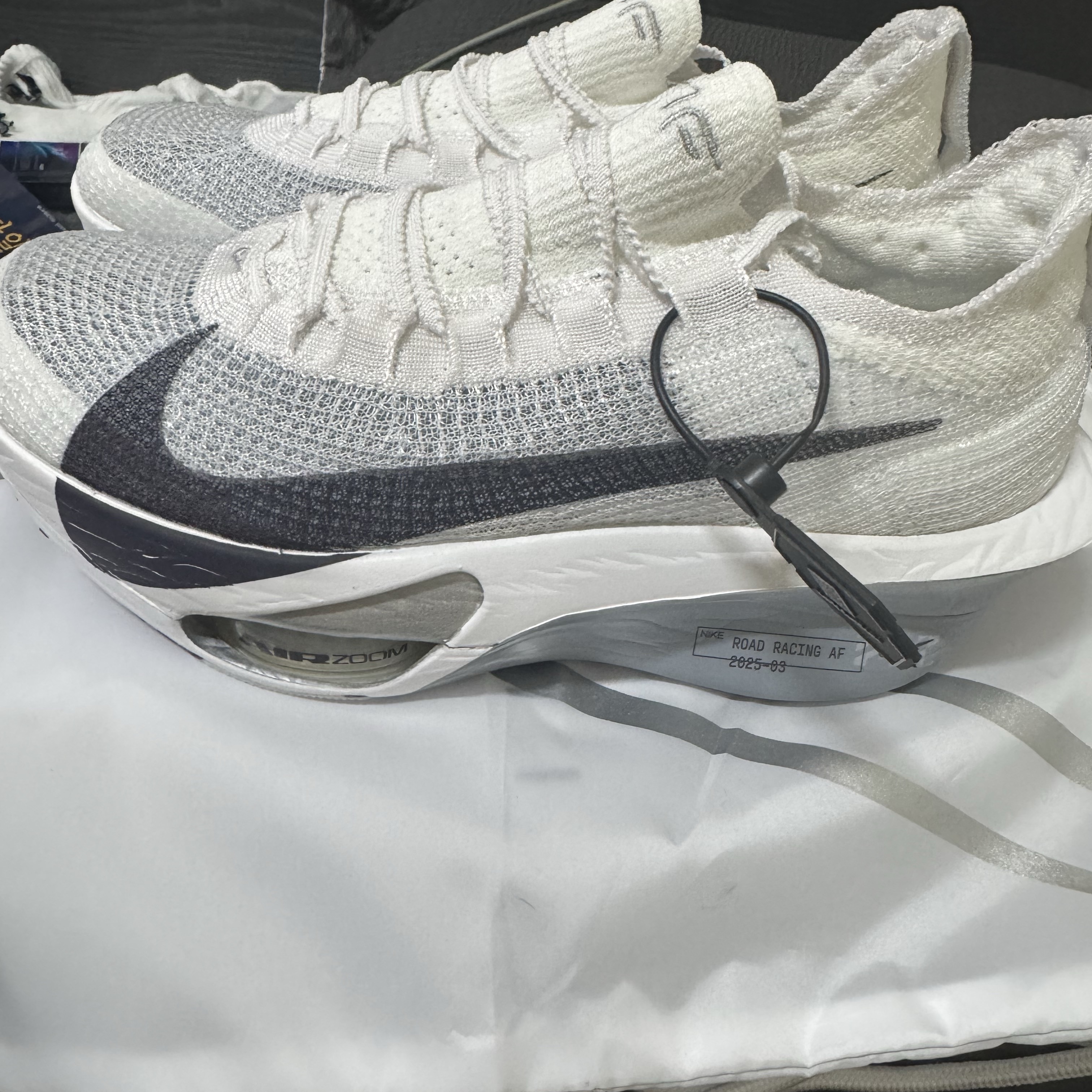 Nike Air Zoom Alphafly Next% 3 White Pure Platinum, Nike Everyday Lightweight Training Crew Socks White (3 Pack/Korean Ver.) 착용 스타일 - 3