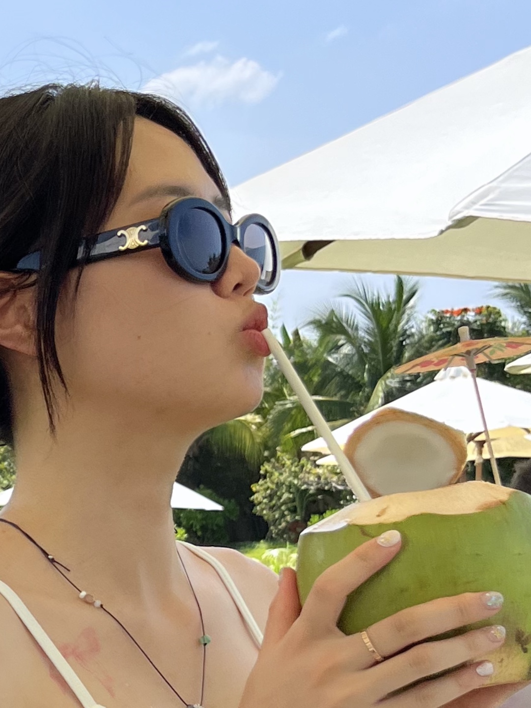 (W) Celine Triomphe 01 Sunglasses in Acetate Black 착용 스타일 - 4
