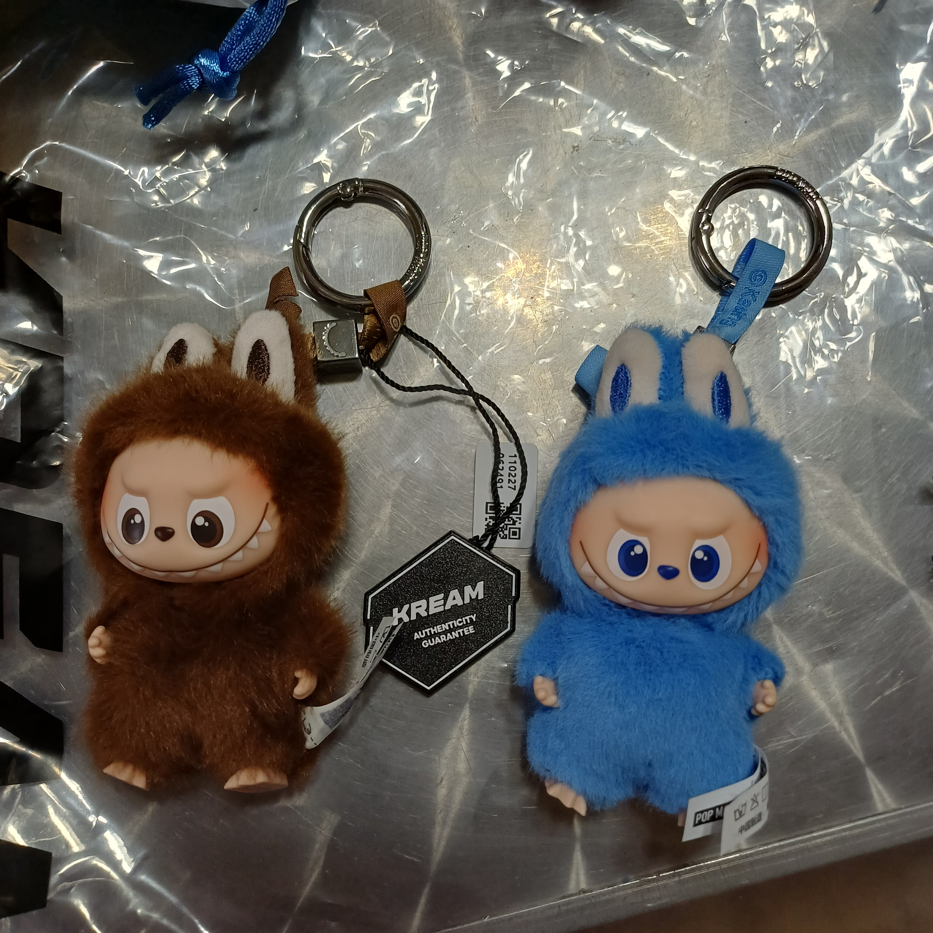Pop Mart Labubu The Monsters Pin For Love Series Vinyl Plush Pendant (N-Z) O (Opened Case), Pop Mart Labubu The Monsters Pin For Love Series Vinyl Plush Pendant (A-M) L (Opened Case) 착용 스타일