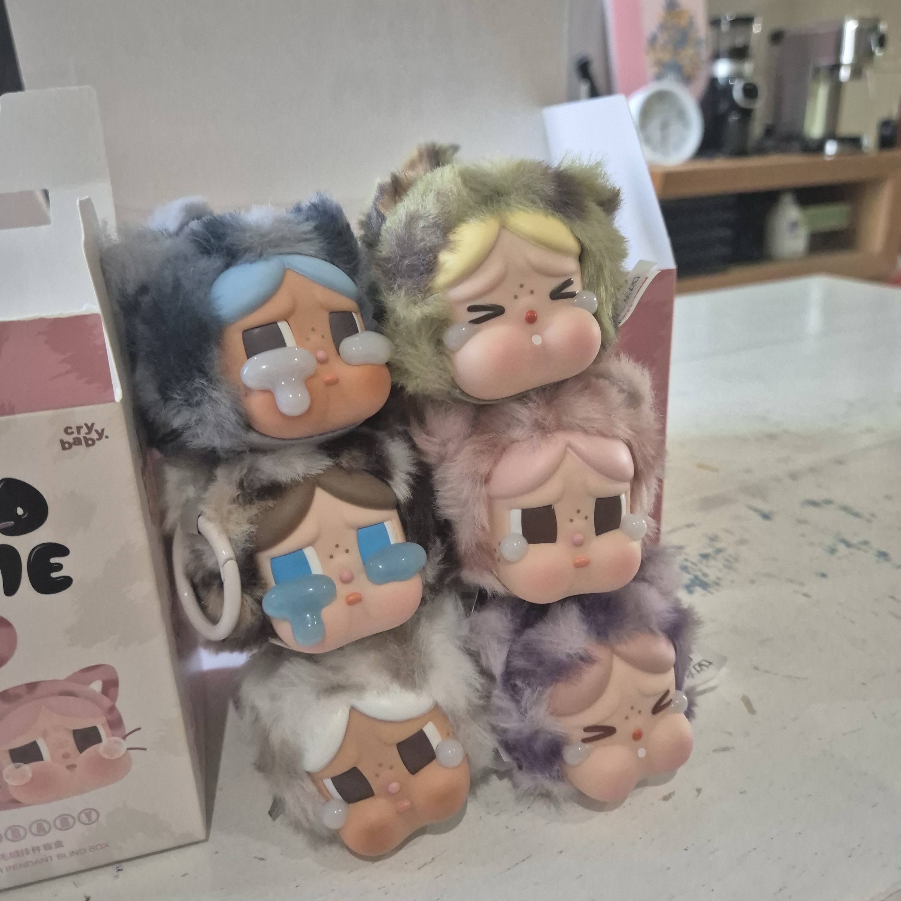 Pop Mart Crybaby Wild But Cutie Series Vinyl Plush Pendant (6 Blind Boxes) 착용 스타일