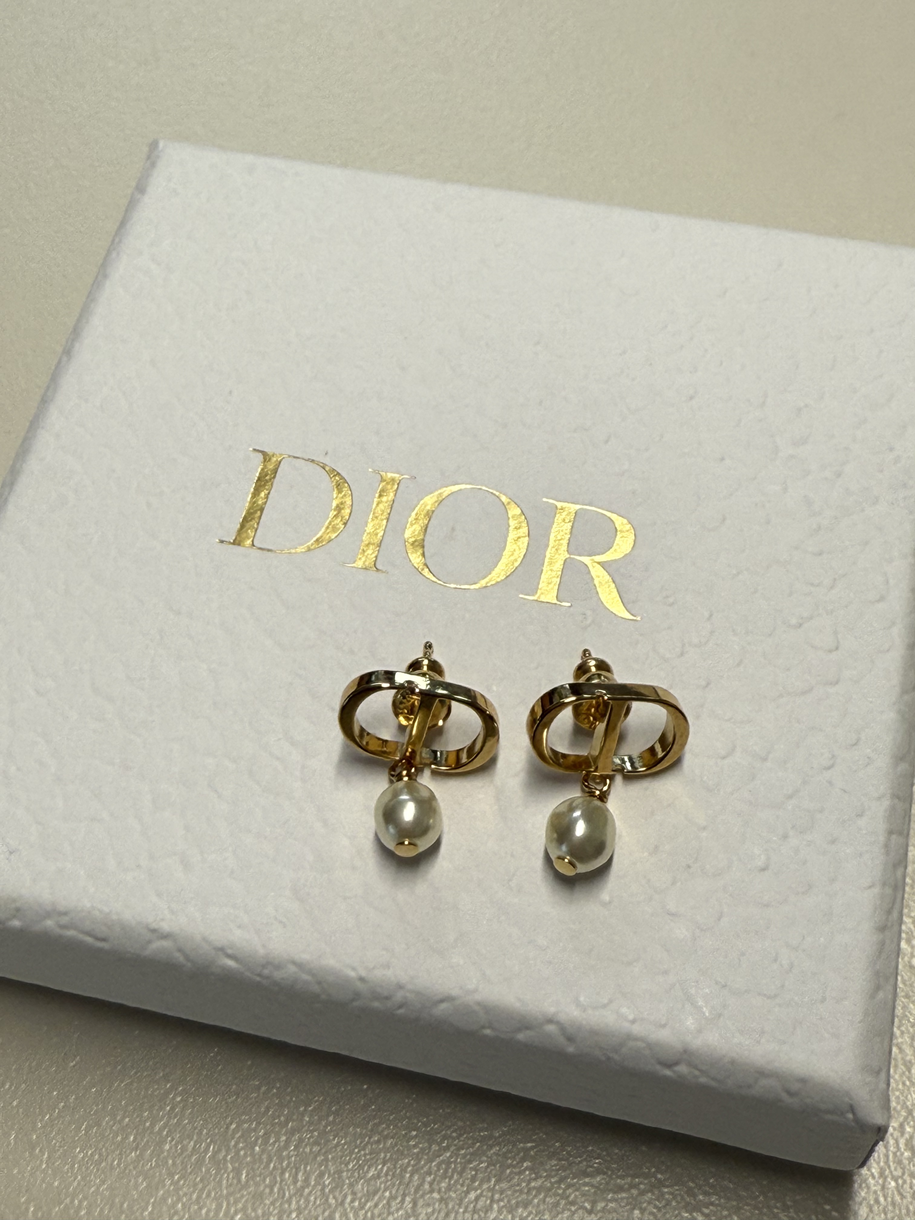 (W) Dior Petit CD Earrings Gold Finish Metal White Resin Pearls 착용 스타일