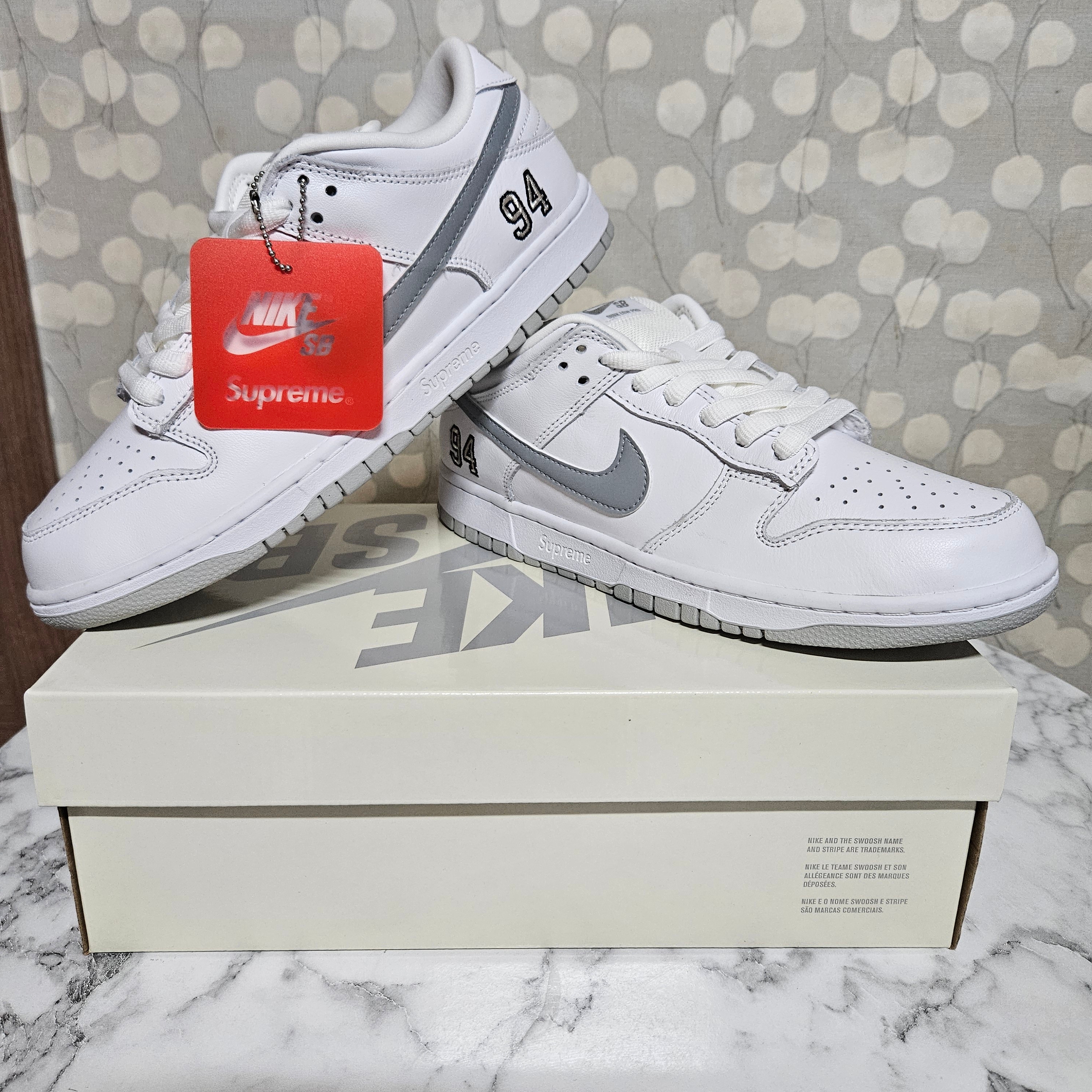 Nike x Supreme SB Dunk Low White 착용 스타일 - 3