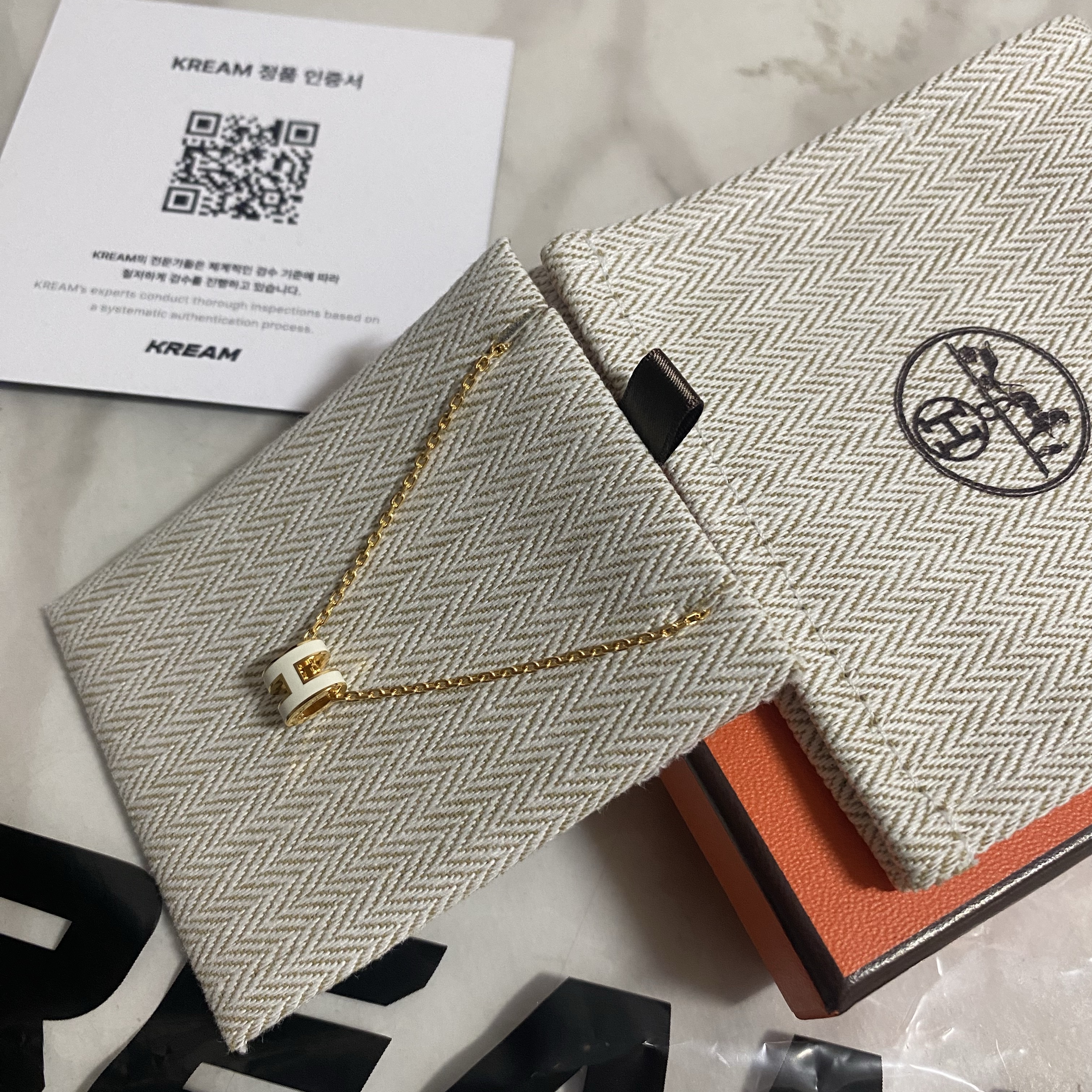 (W) Hermes Mini Pop H Pendant Gold & Blanc 착용 스타일