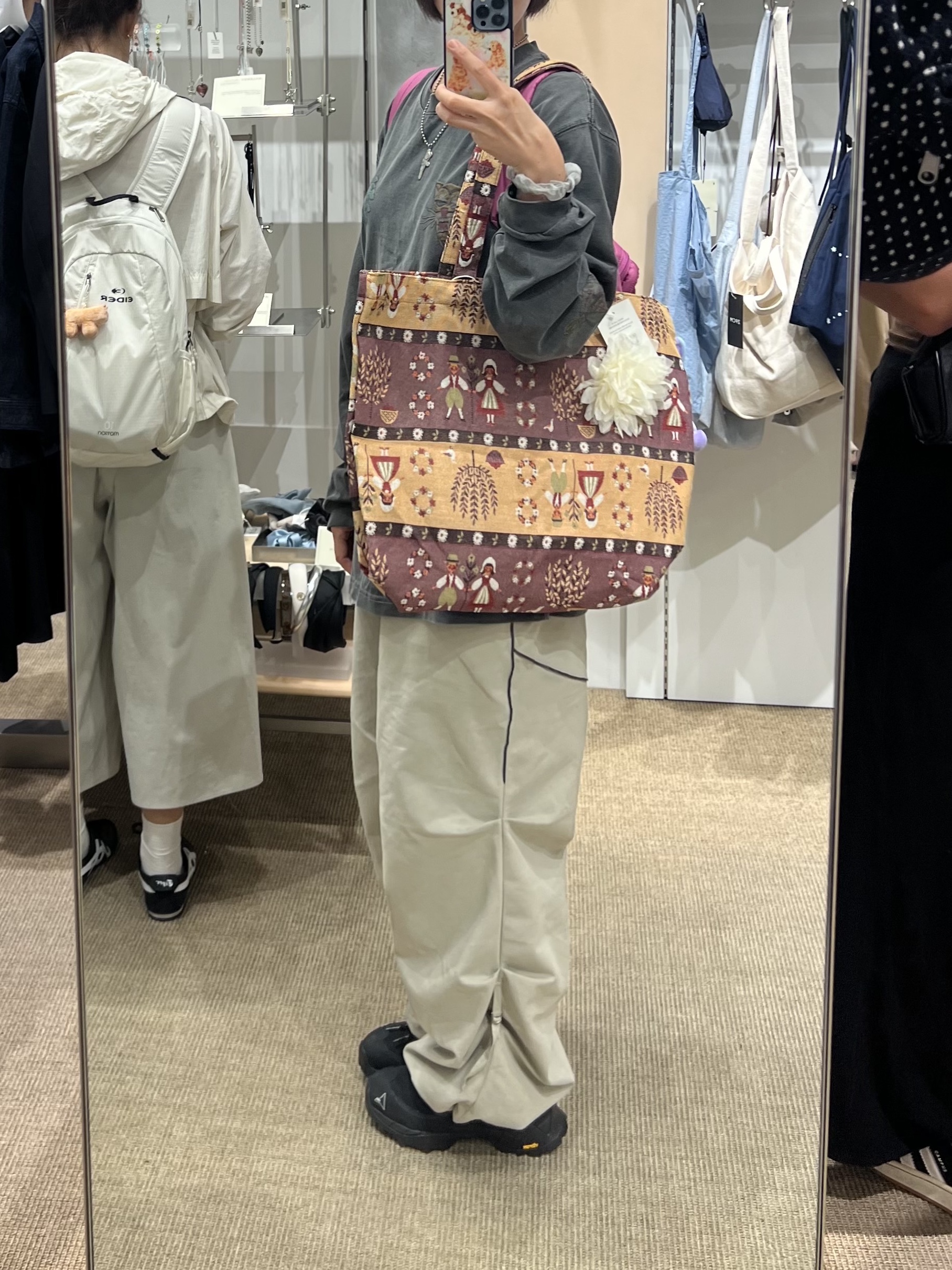 Porter x Digawel Helmet Bag Black, COYSEIO Soft Strap Line Pants Beige 착용 스타일 - 2