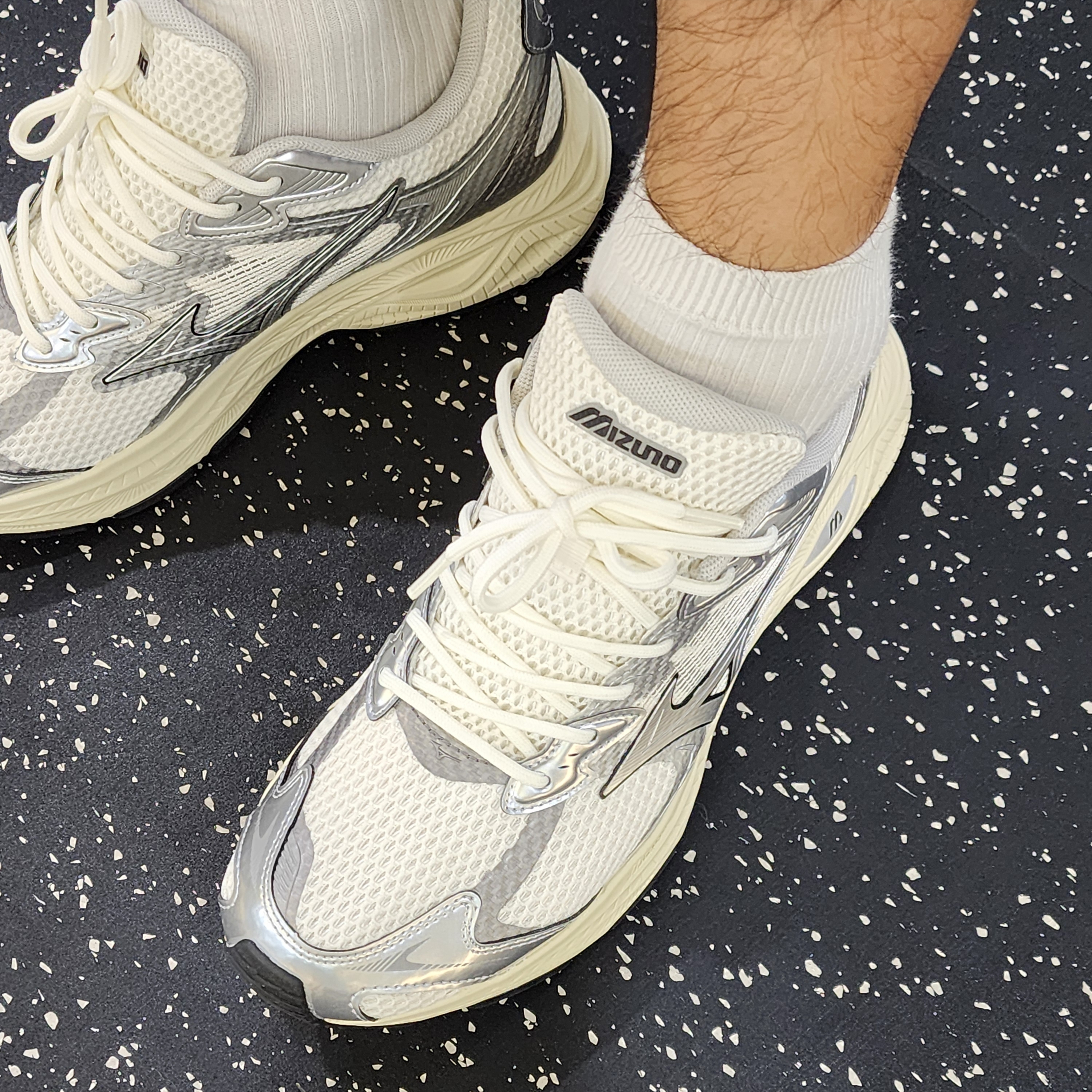 Mizuno Racer V2 Cream Silver 착용 스타일 - 3