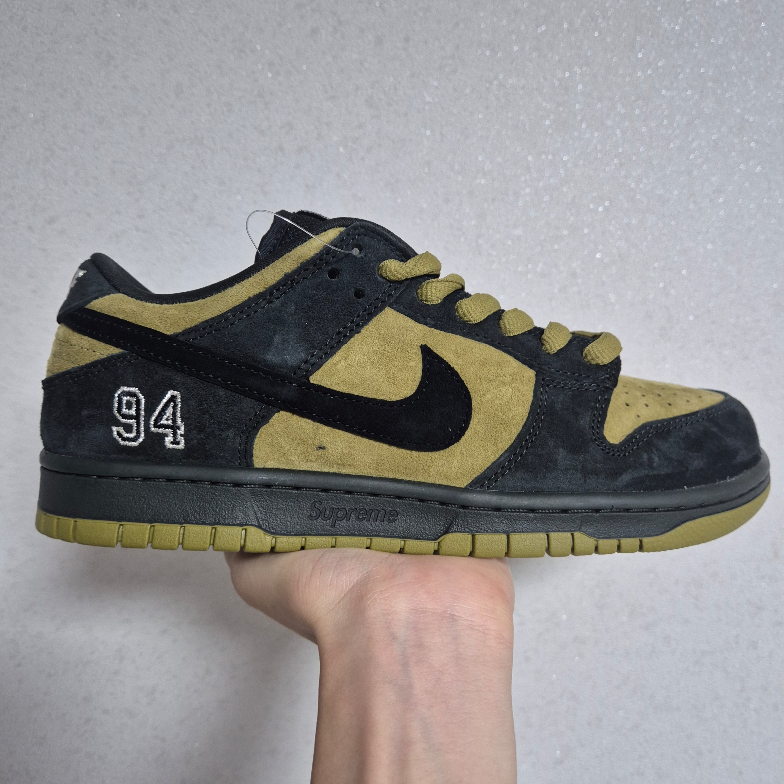 Nike x Supreme SB Dunk Low Camper Green 착용 스타일 - 2