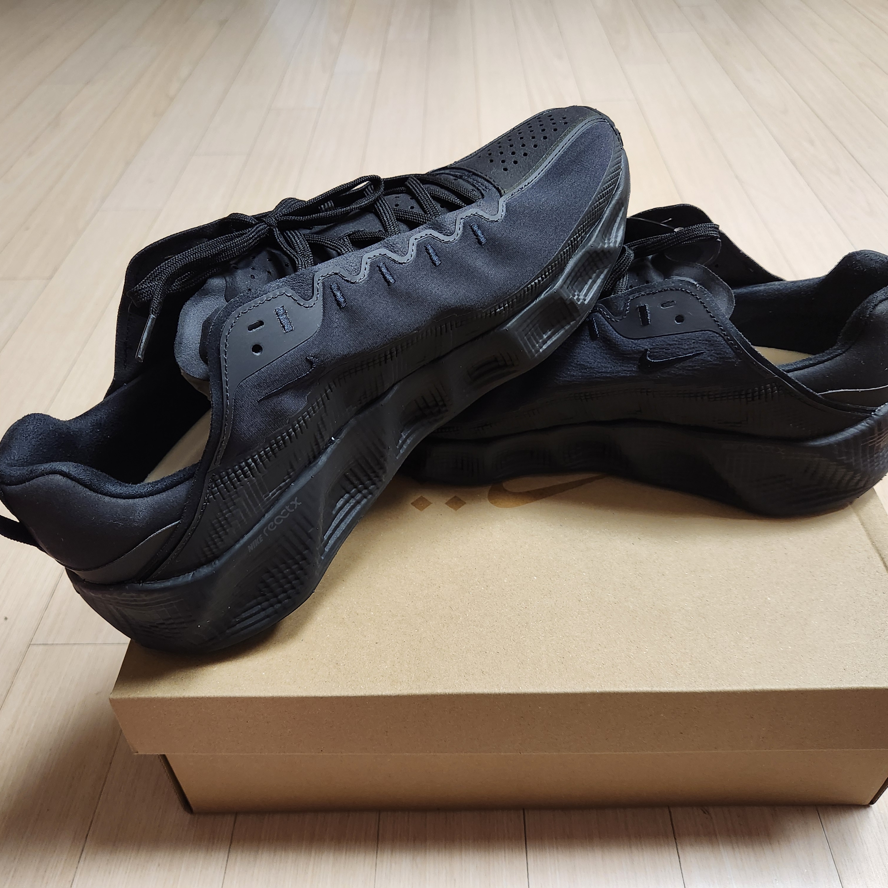 Nike Ava Rover Black Anthracite 착용 스타일 - 3