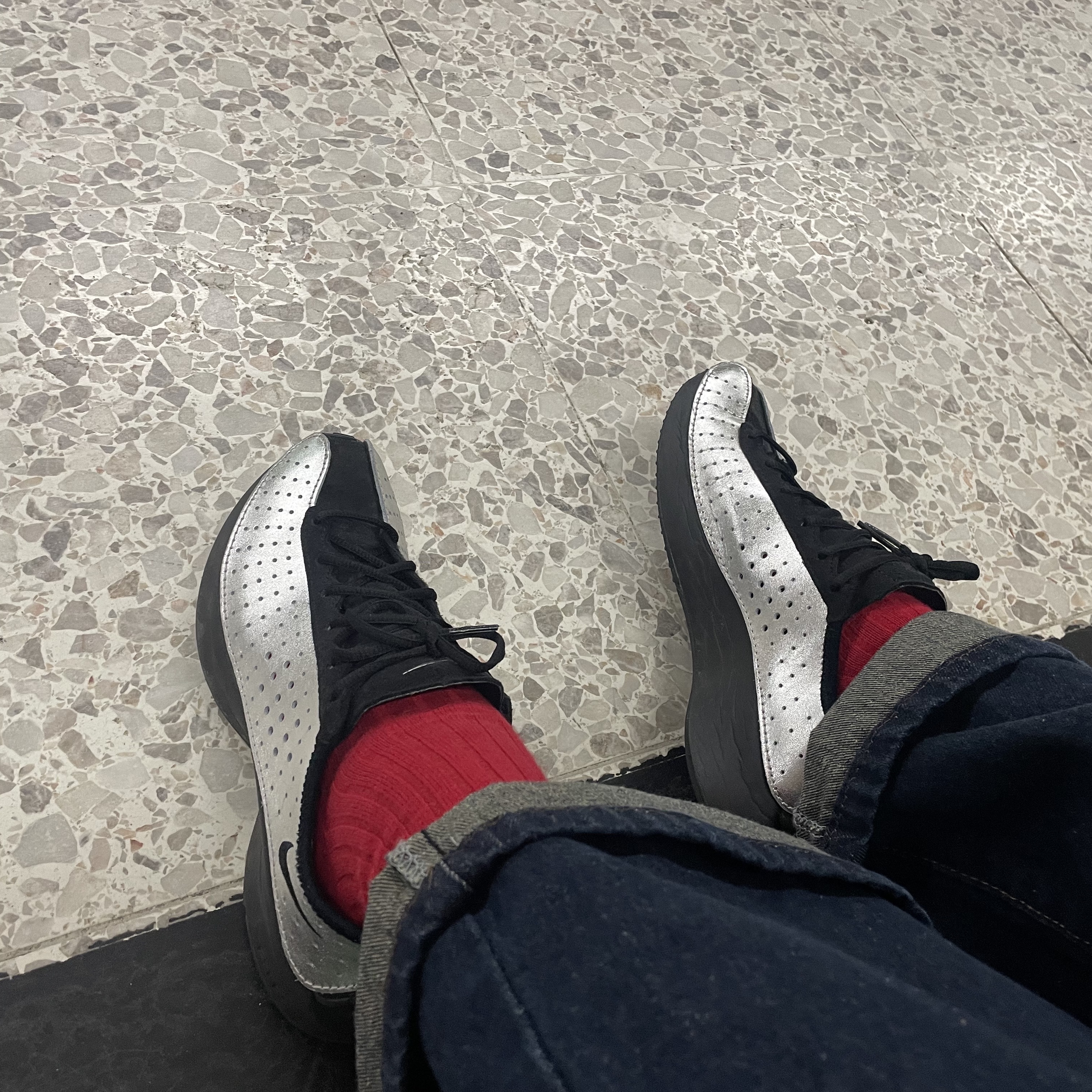 (W) Nike Air Superfly Metallic Silver and Black 착용 스타일 - 2